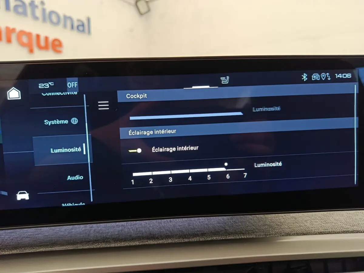 Écran tactile central du Peugeot 3008 bleu, affichant les réglages de luminosité de l’éclairage intérieur.