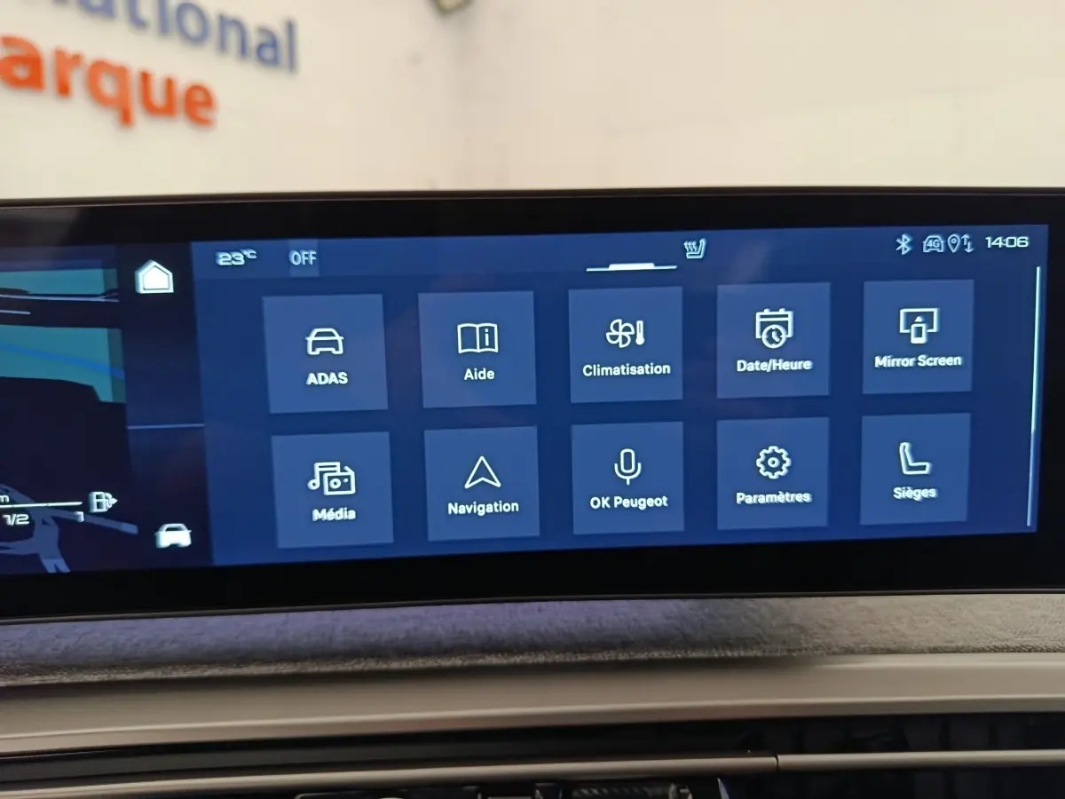 Écran tactile central affichant les menus de navigation et climatisation dans un Peugeot 3008 hybride 2025.