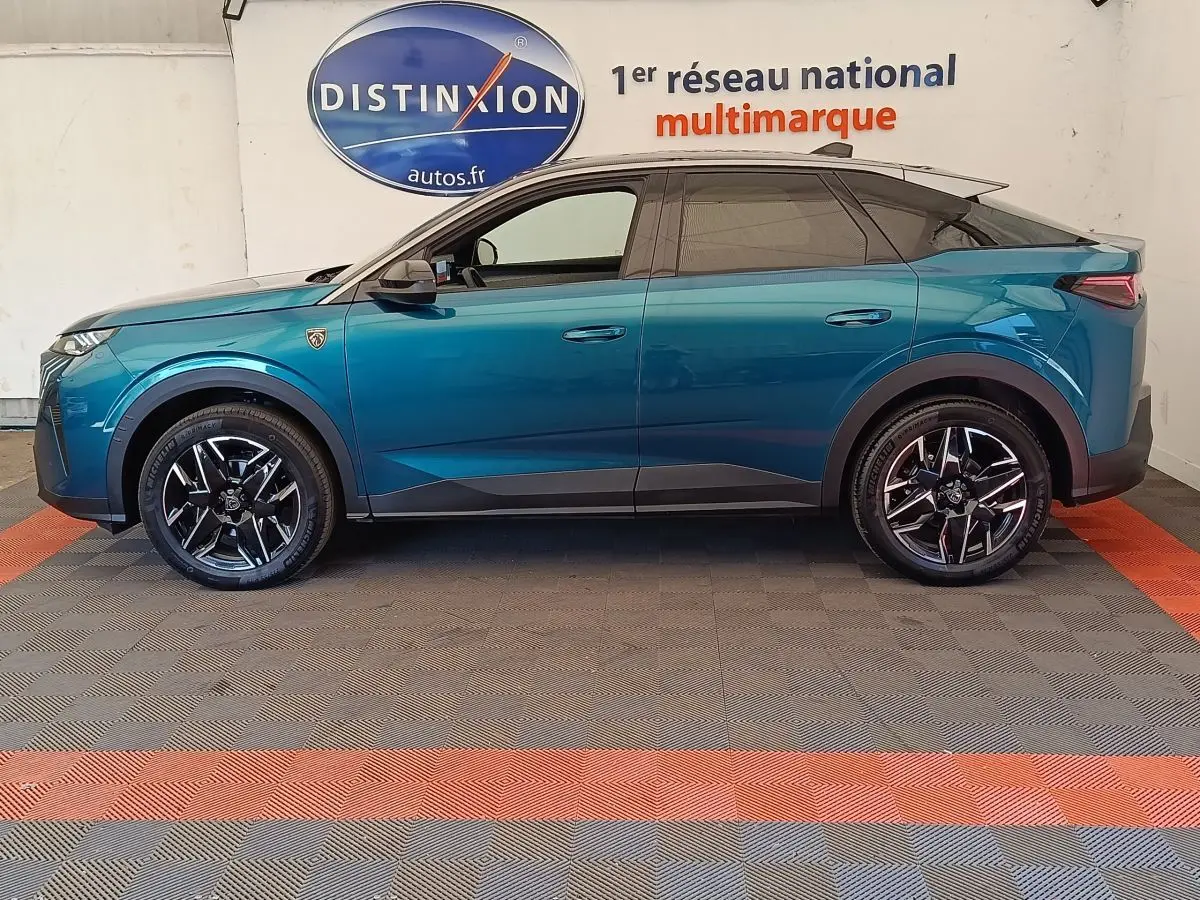 Vue de profil côté gauche d’un Peugeot 3008 hybride bleu 2025 avec jantes alliage noires et toit noir.