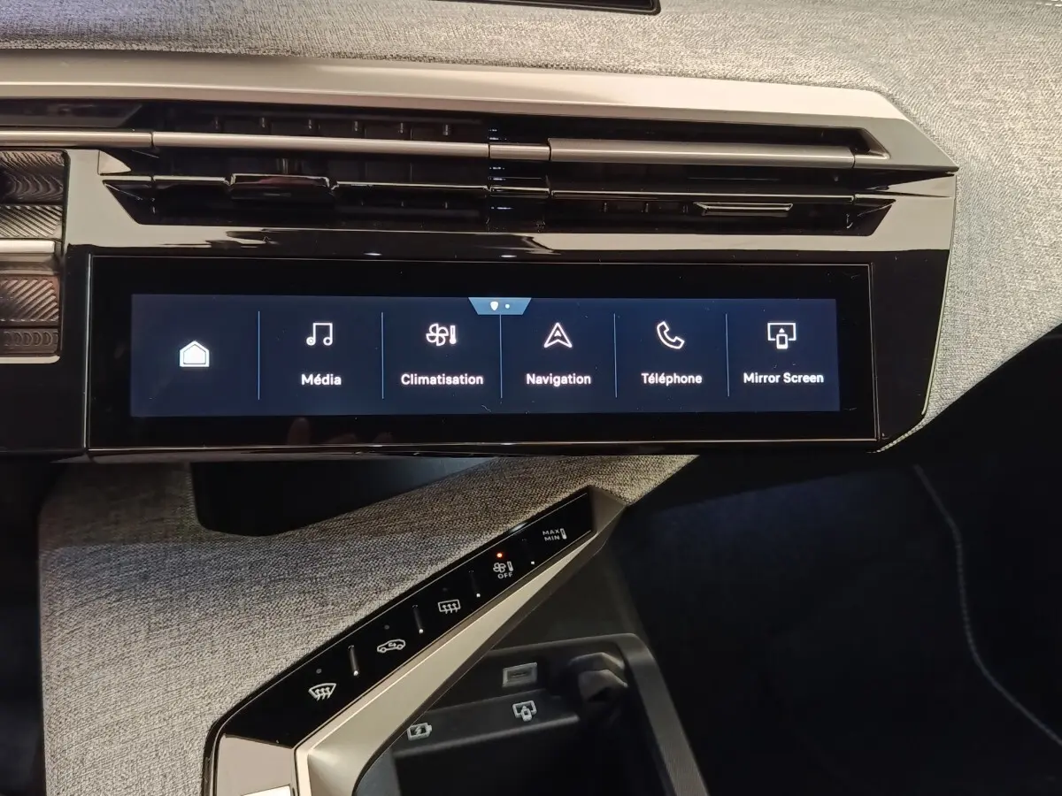 Écran tactile central affichant les menus multimédia, climatisation et navigation dans l’habitacle du Peugeot 3008 bleu.