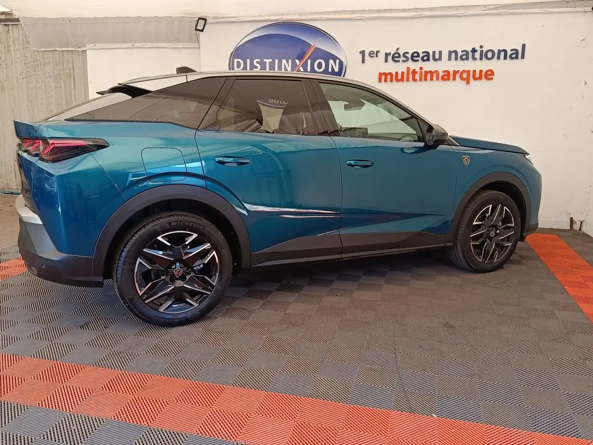 Vue de profil droit du Peugeot 3008 hybride bleu 2025 avec jantes noires et détails noirs sur les bas de caisse.
