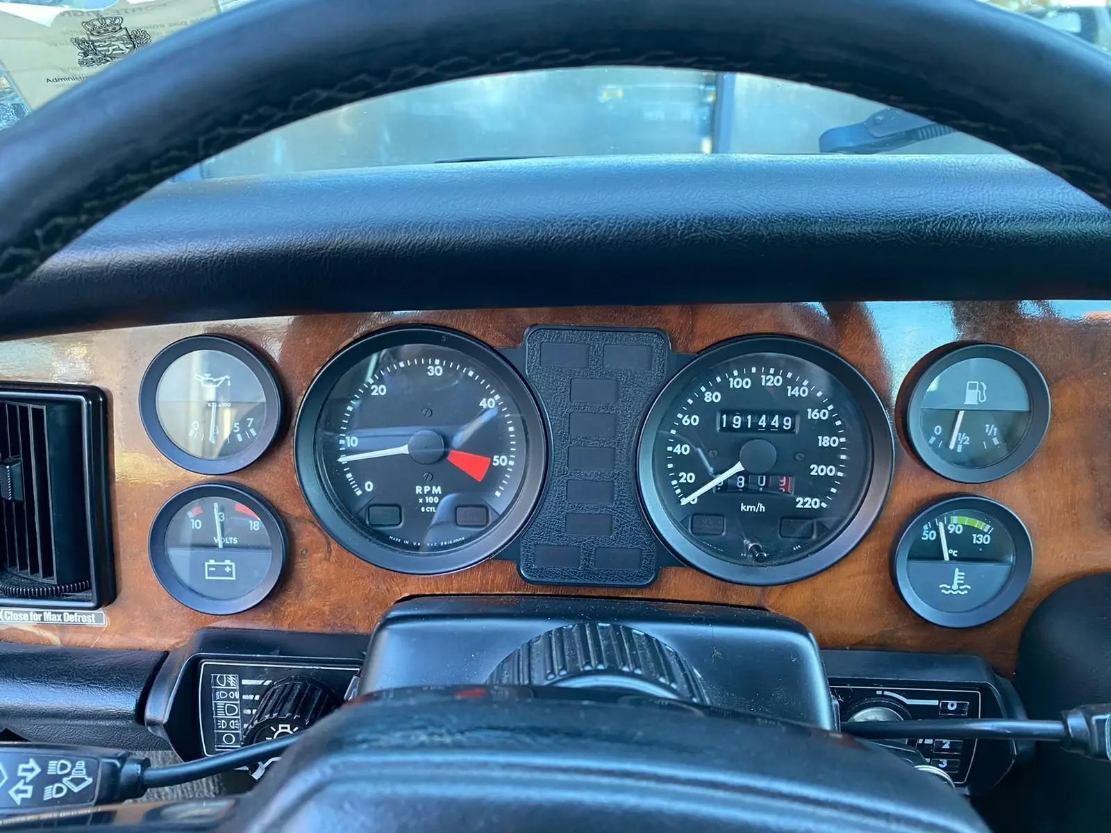 Tableau de bord en bois du Jaguar XJ6 Série 3 4.2 Sovereign 1985 avec compteurs ronds et volant noir.