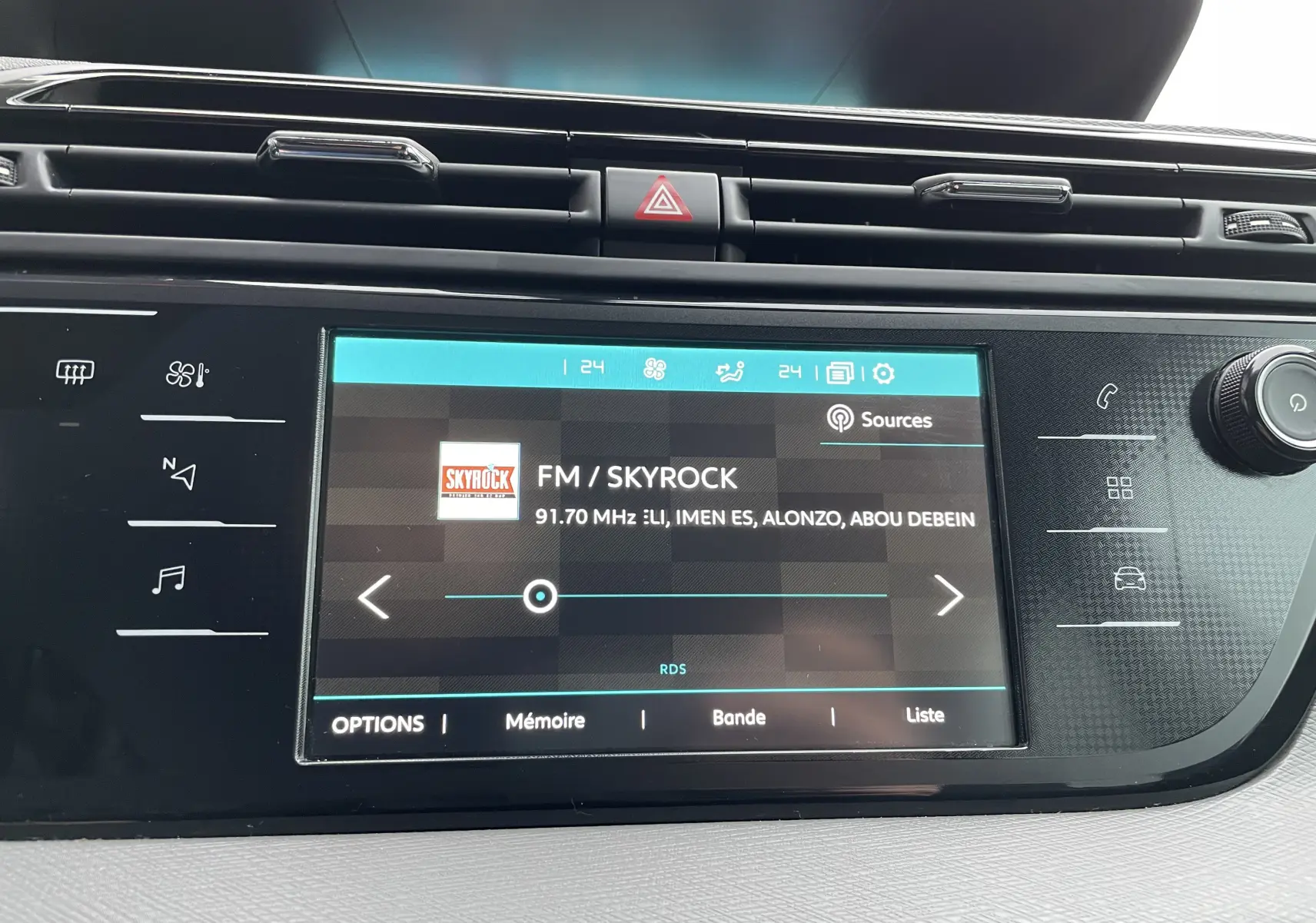 Écran tactile central du tableau de bord du Citroën Grand C4 Picasso gris 2018 affichant la radio FM Skyrock