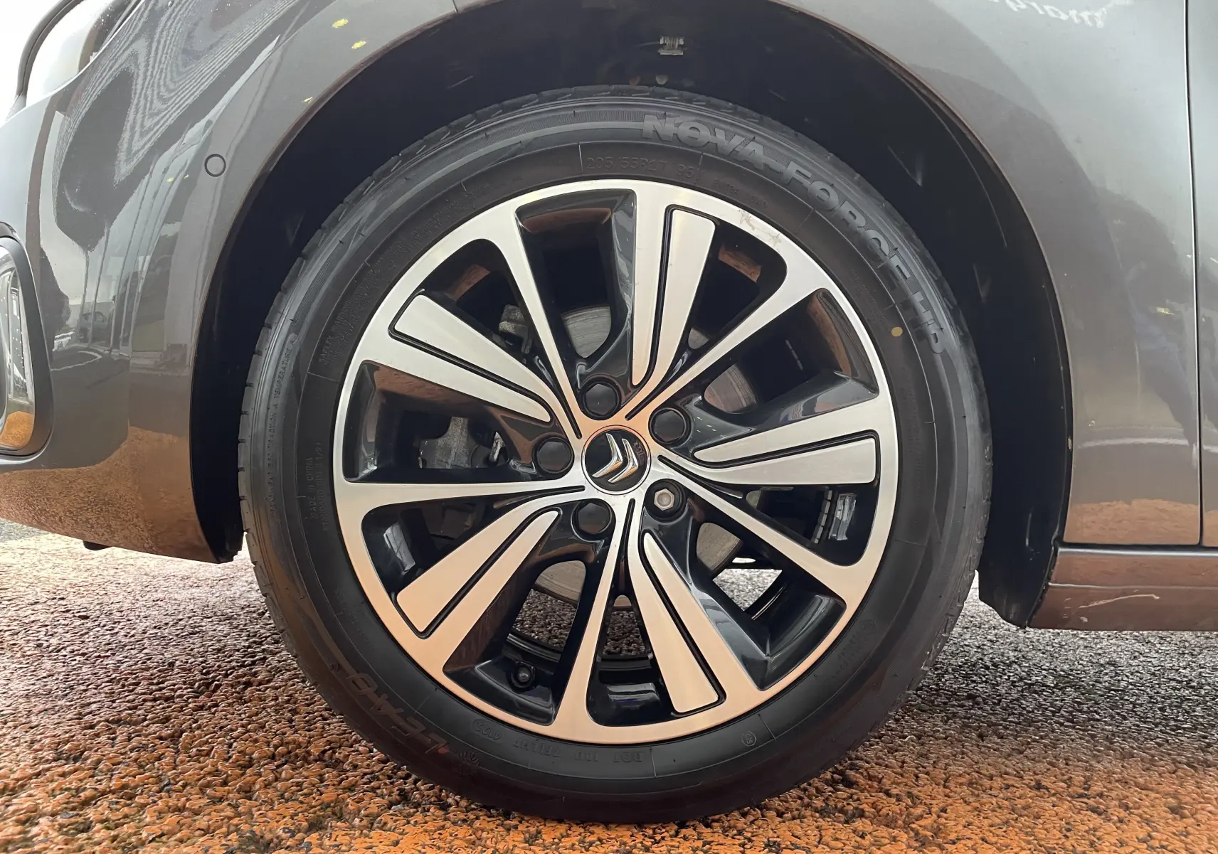 Gros plan sur la roue avant gauche gris métallisé d'un Citroën Grand C4 Picasso 2018 avec jante alliage distinctive.