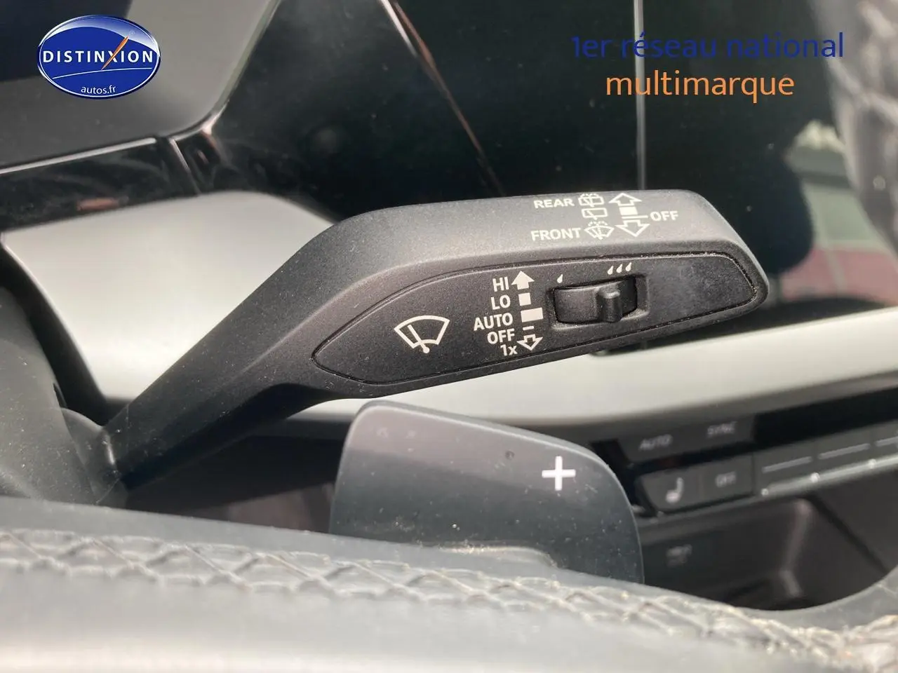 Gros plan sur la commande d’essuie-glace avec palettes au volant dans l’habitacle noir de l’Audi A3 Sportback 40 TFSI 2021