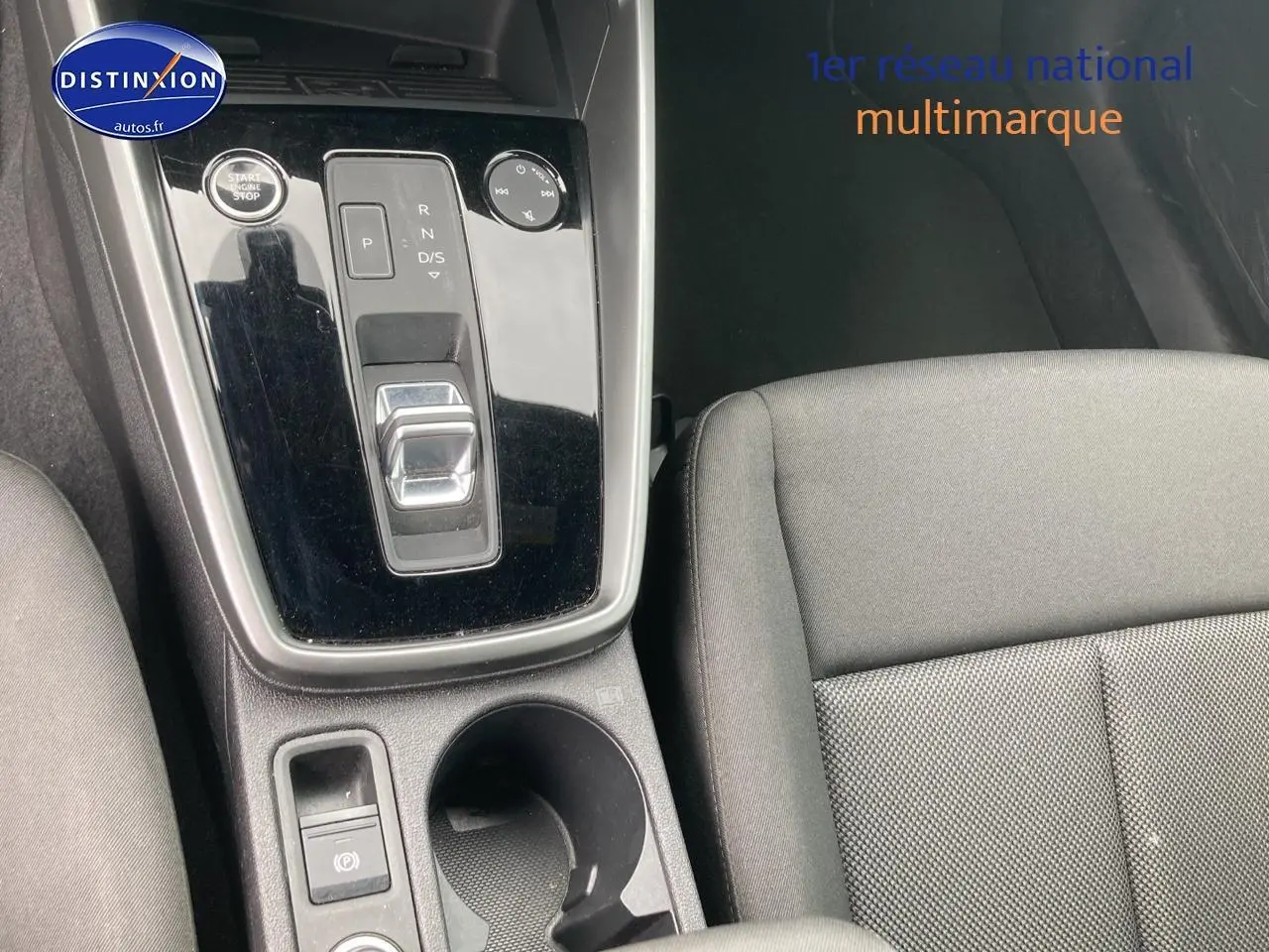 Vue rapprochée de la console centrale noire et du siège tissu gris de l'Audi A3 Sportback 40 TFSI 2021.