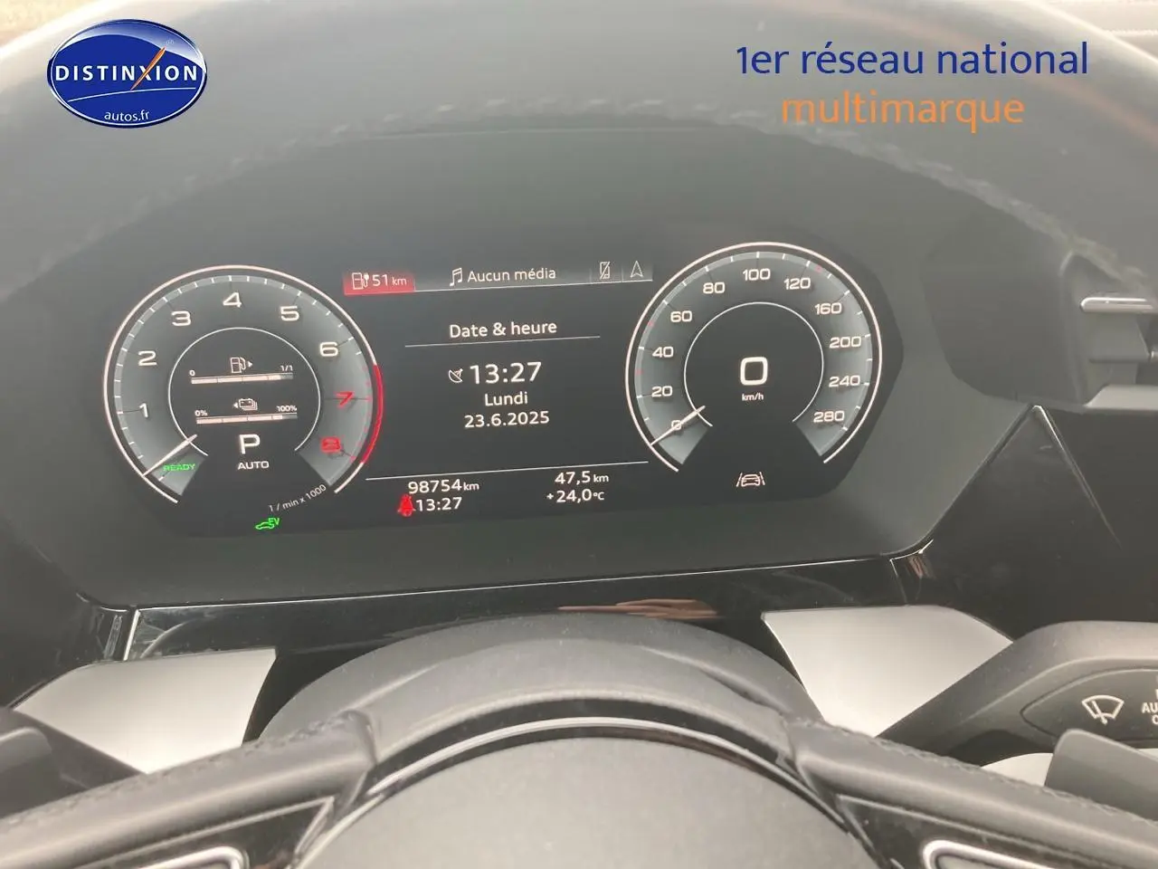 Tableau de bord numérique de l'Audi A3 Sportback noir, affichant vitesse, compte-tours et informations de conduite.