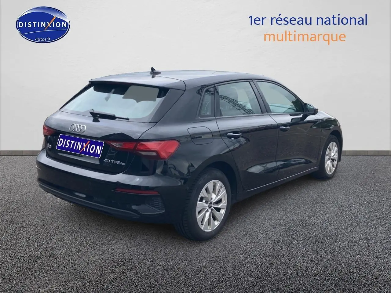 Audi A3 Sportback noir vue 3/4 arrière droit, mettant en valeur ses feux LED et jantes alu.