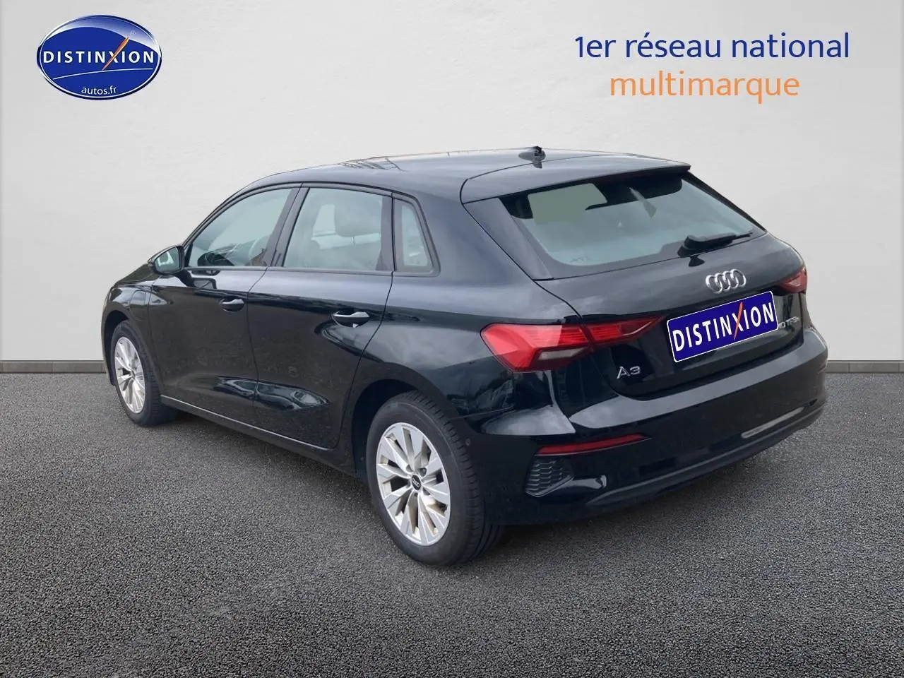 Audi A3 Sportback noir vue 3/4 arrière droit, avec jantes alu et feux arrière LED distinctifs.