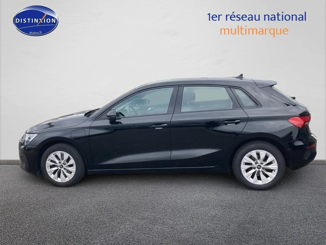 Profil côté gauche d'une Audi A3 Sportback noir 2021 avec jantes alu et feux arrière LED visibles.