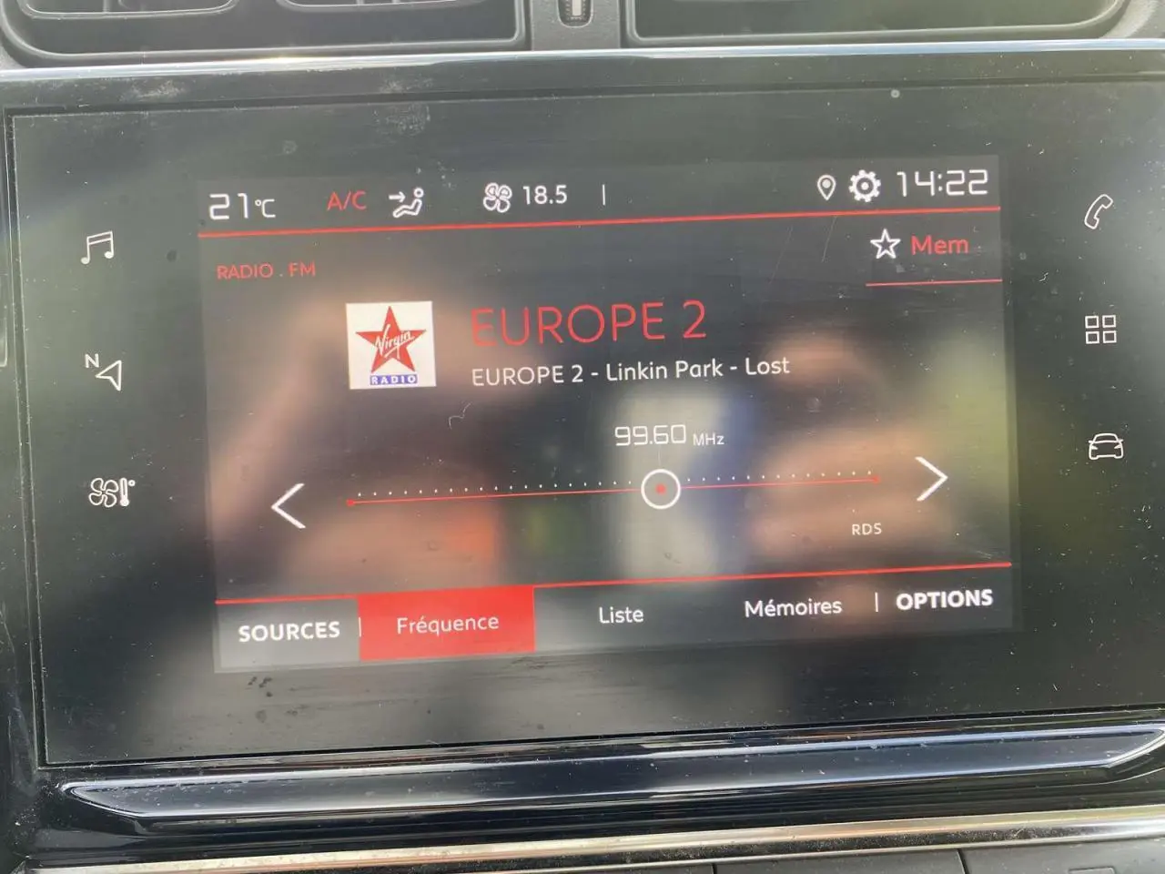Écran tactile de la radio CITROEN C3 2019 affichant Europe 2 et la chanson Lost de Linkin Park.