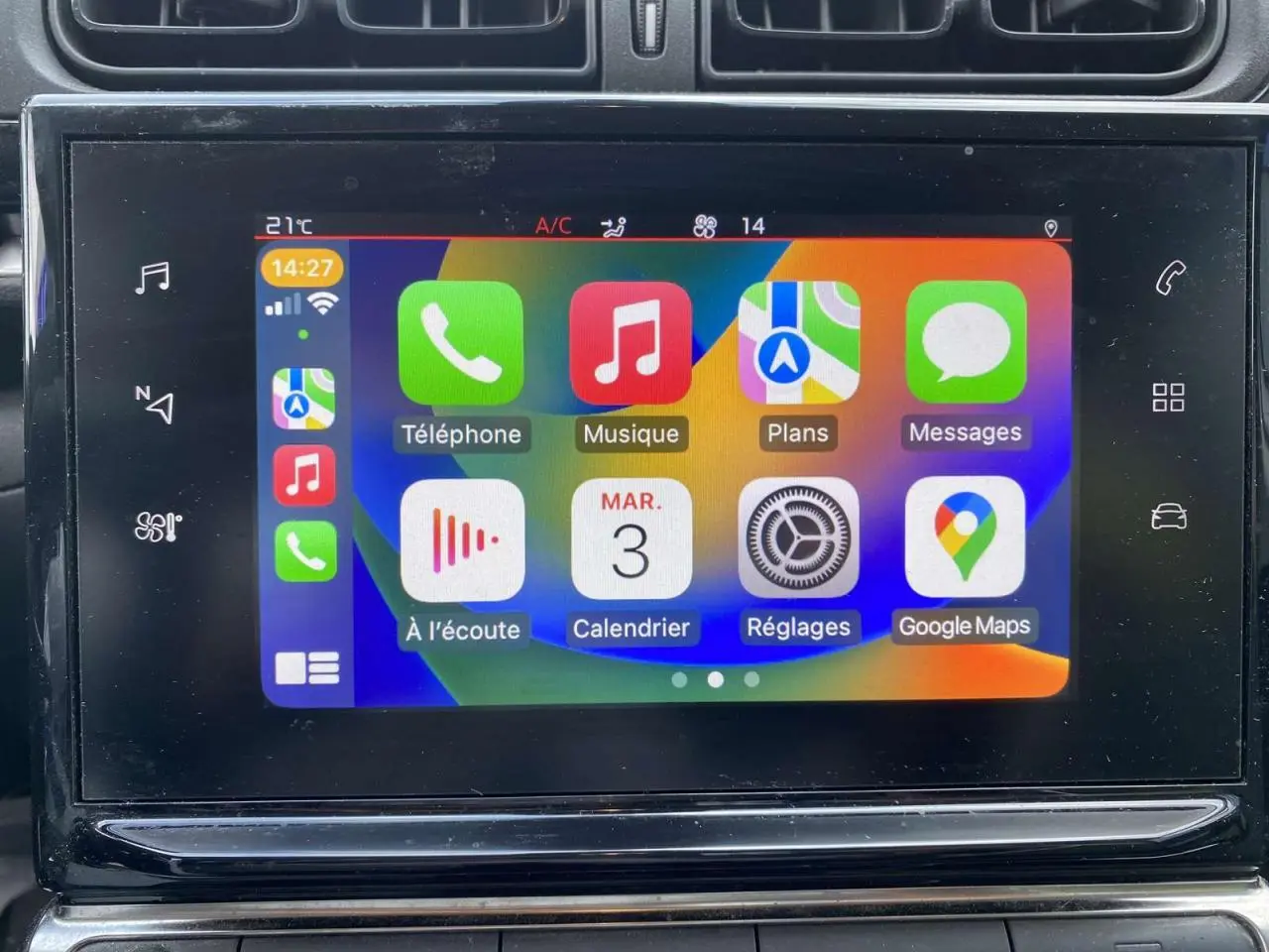 Écran tactile central de la Citroën C3 2019 affichant les applications Apple CarPlay dans un intérieur noir.