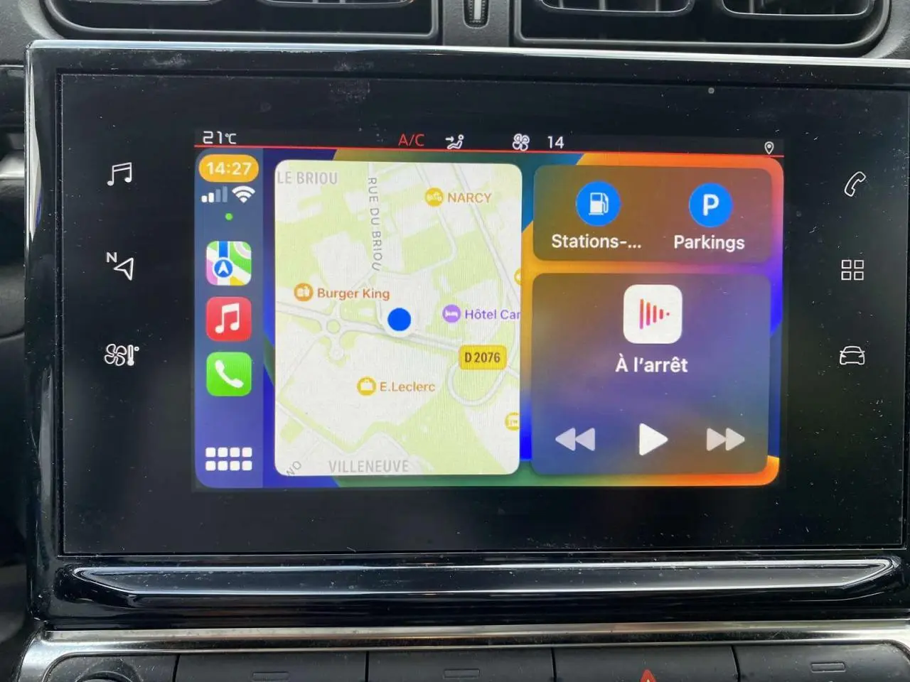 Écran tactile central de la Citroën C3 2019 affichant la navigation et les commandes multimédia en intérieur.