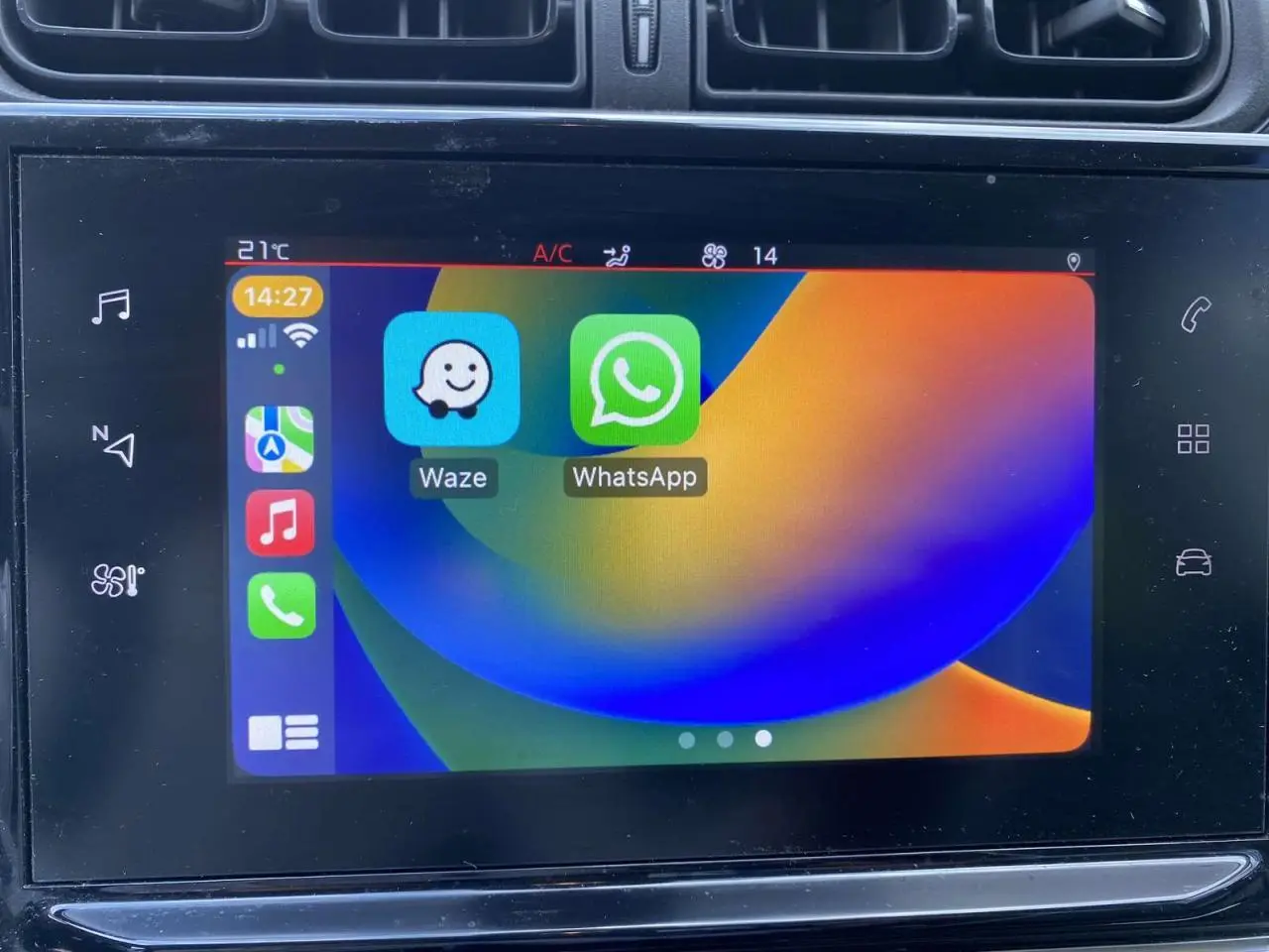 Écran tactile central de la Citroën C3 blanc, affichant les applications Waze et WhatsApp en interface connectée.