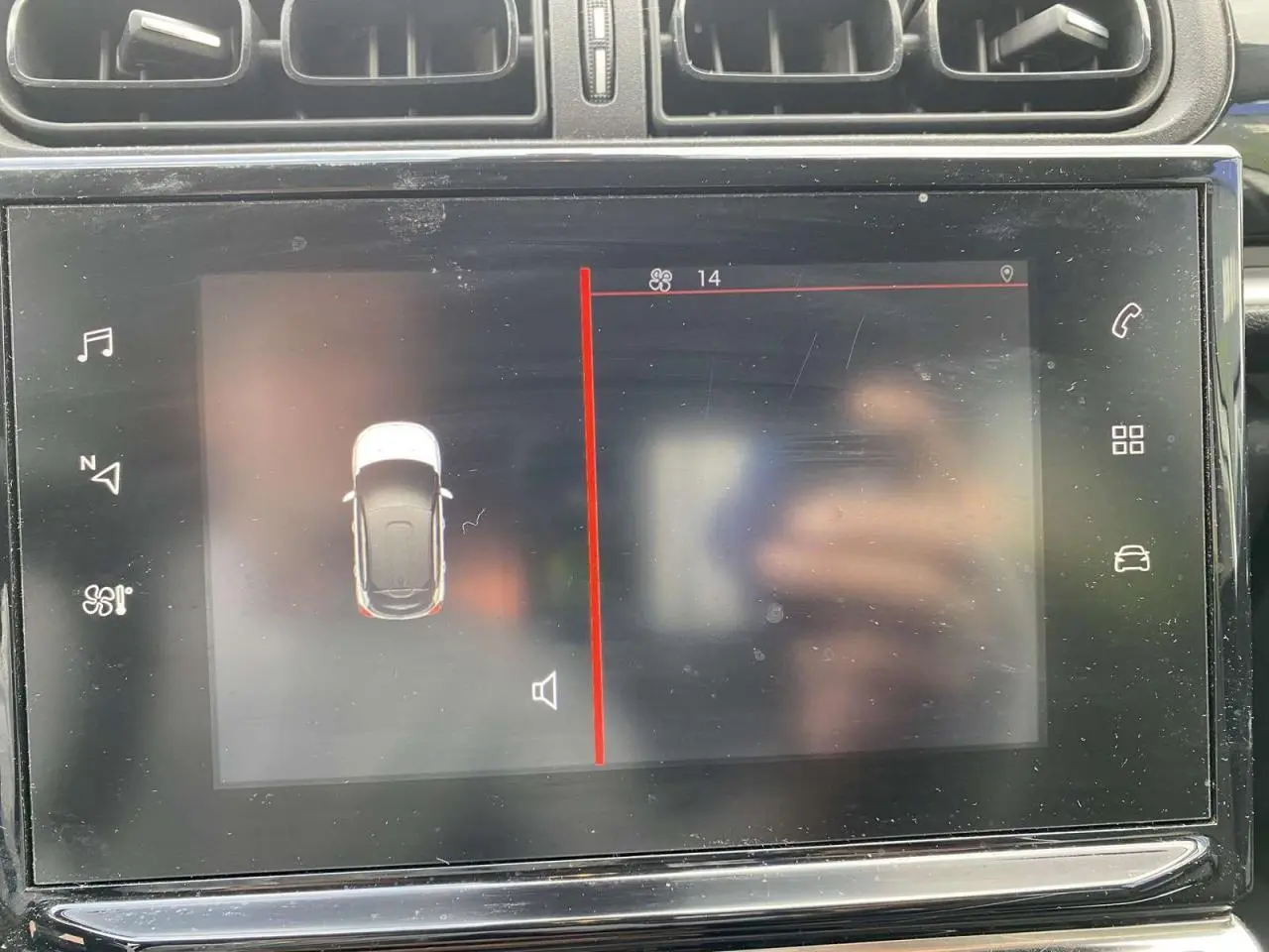 Écran tactile central de la Citroën C3 blanche 2019 montrant l'interface d'aide au stationnement arrière.