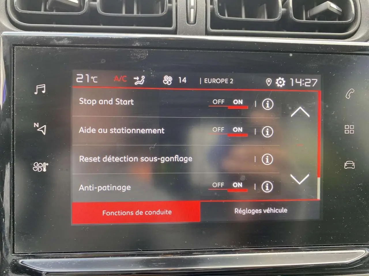 Écran tactile central de la Citroën C3 blanc 2019 affichant les réglages d’aide à la conduite et climatisation.