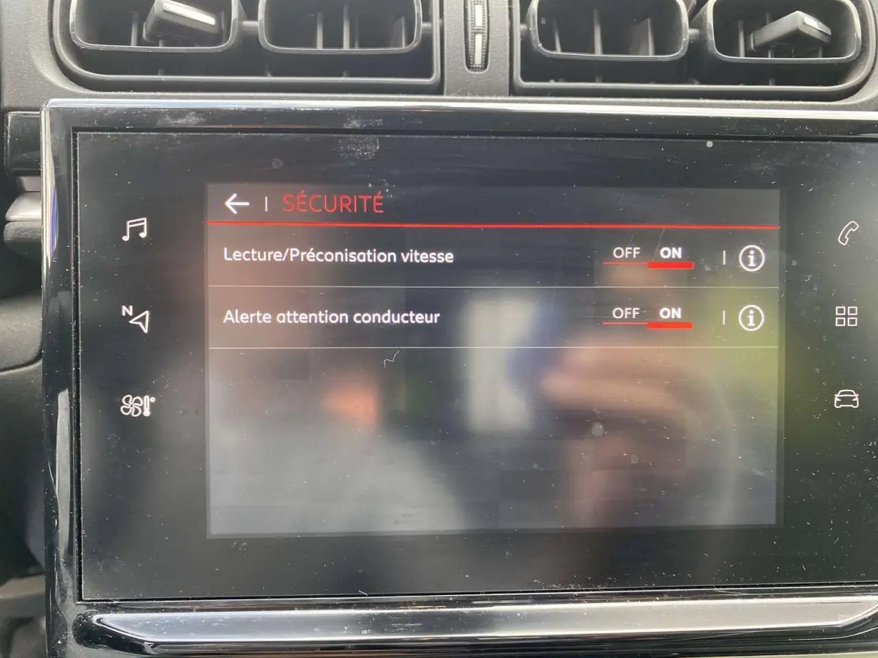 Écran tactile du système CITROËN Connect Radio affichant les options de sécurité dans une C3 blanche de 2019.