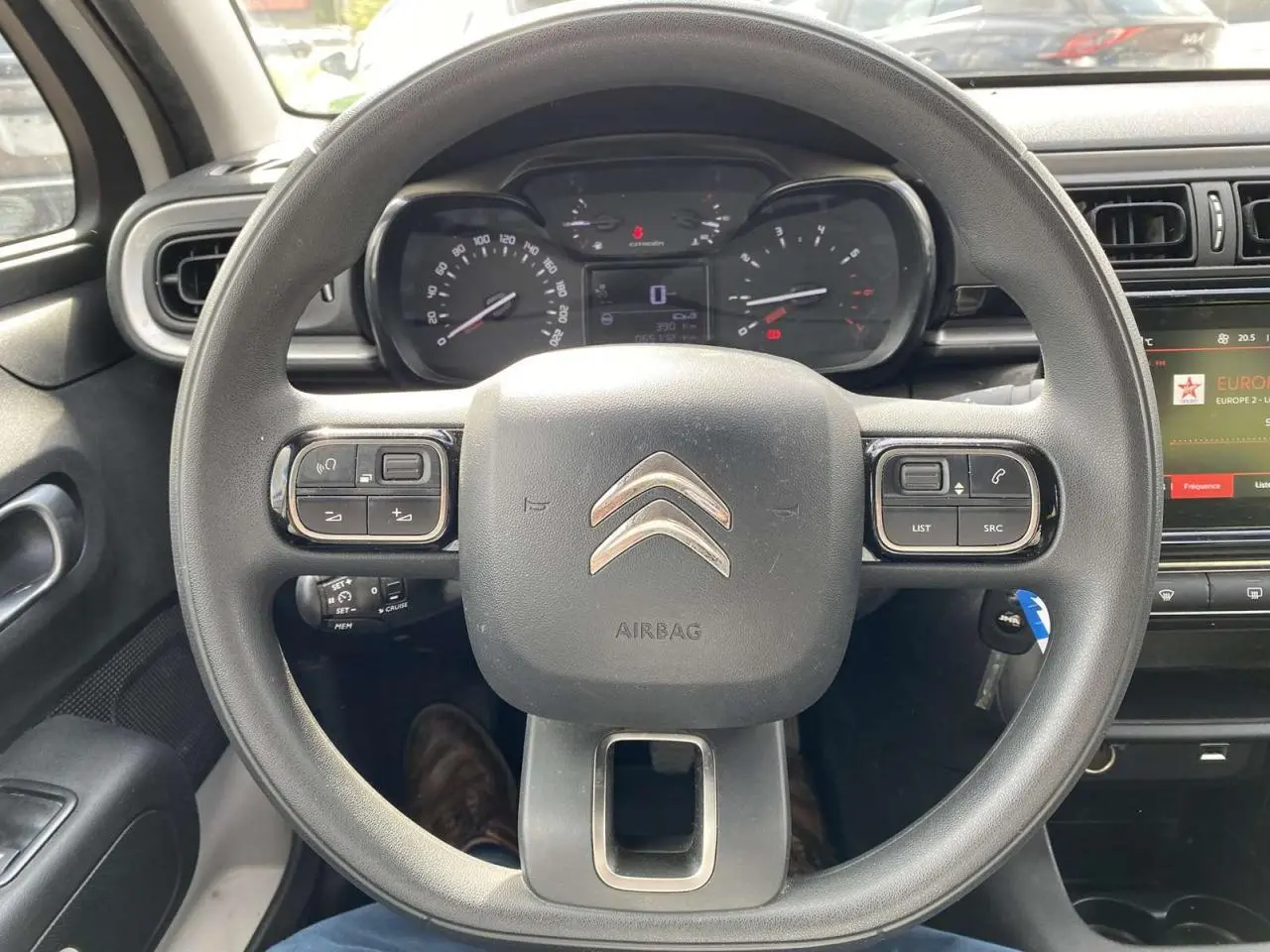 Vue rapprochée du volant noir de la Citroën C3 2019 avec commandes intégrées et tableau de bord numérique.