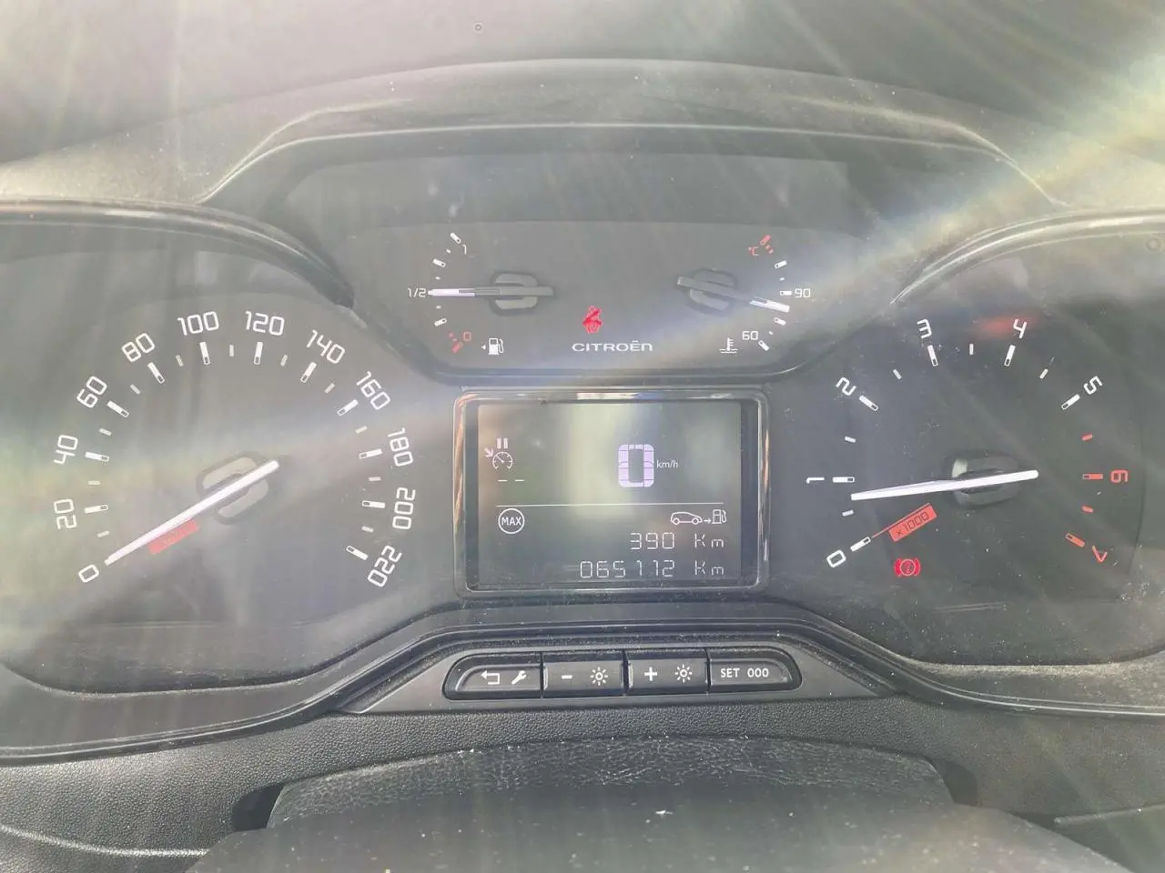 Vue rapprochée du tableau de bord de la Citroën C3 blanche 2019, affichant vitesse, compte-tours et jauges.