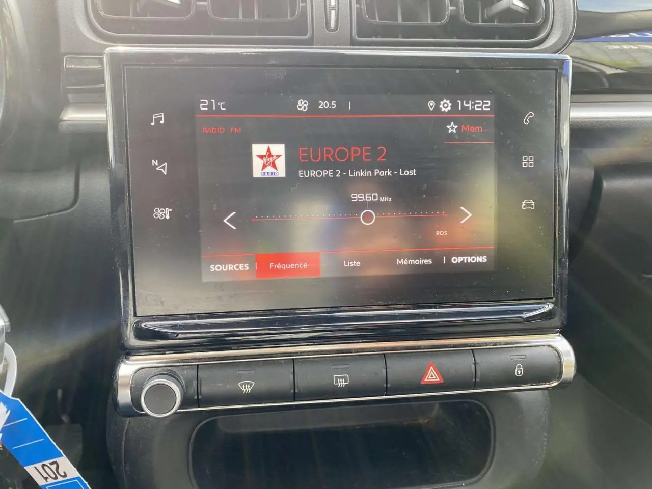 Écran tactile central de la Citroën C3 blanc, affichant la radio Europe 2 en mode FM, vue intérieure frontale.