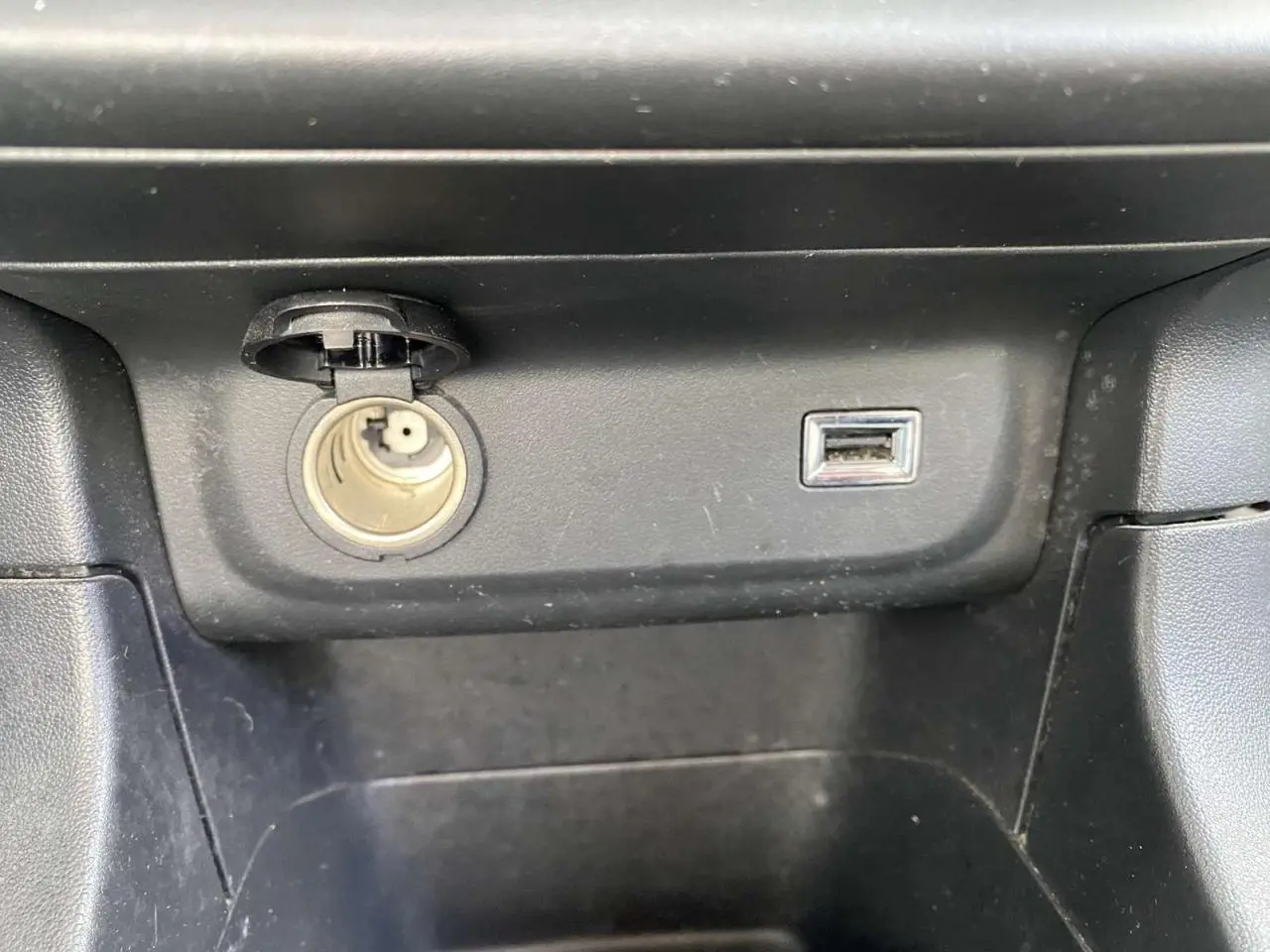 Prise allume-cigare et port USB intégrés dans la console centrale de la Citroën C3 blanche 2019.
