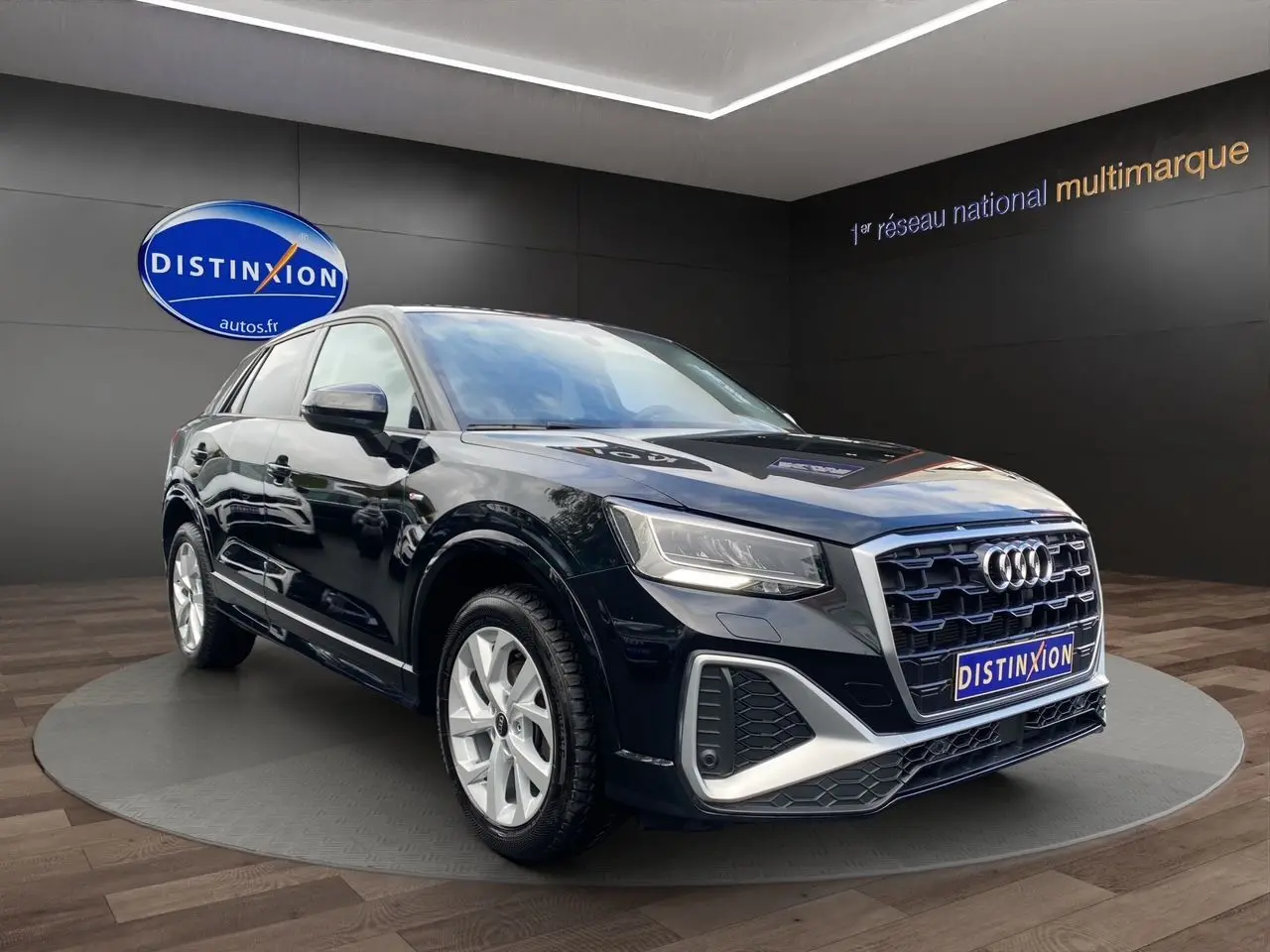 Audi Q2 noir mito vue 3/4 avant droit, avec calandre hexagonale et jantes alliage 17 pouces en showroom.