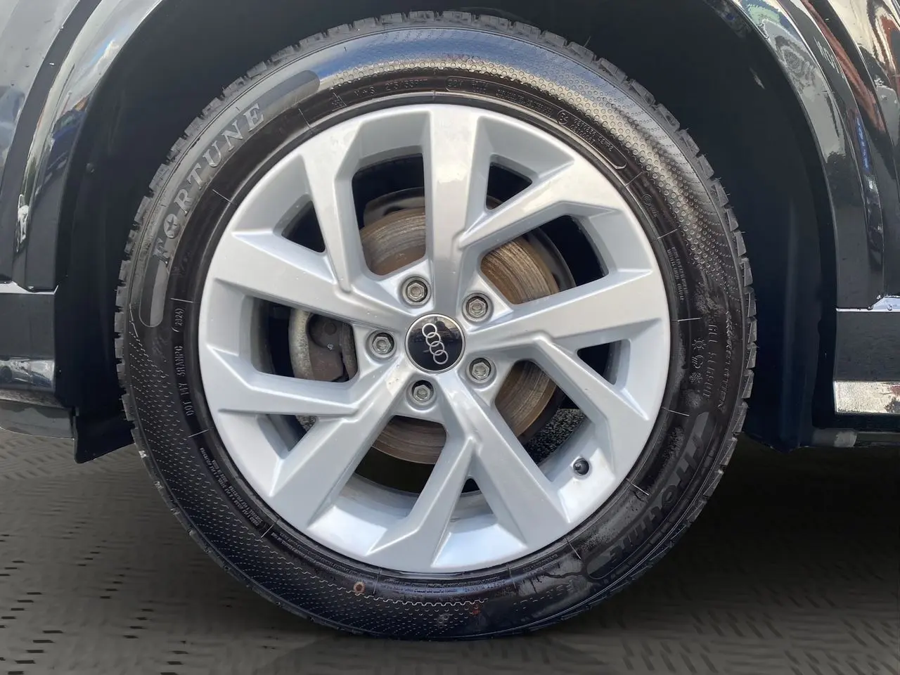 Gros plan sur la jante alliage 7x17 en Y du côté gauche d'un Audi Q2 noir Mito de 2023.