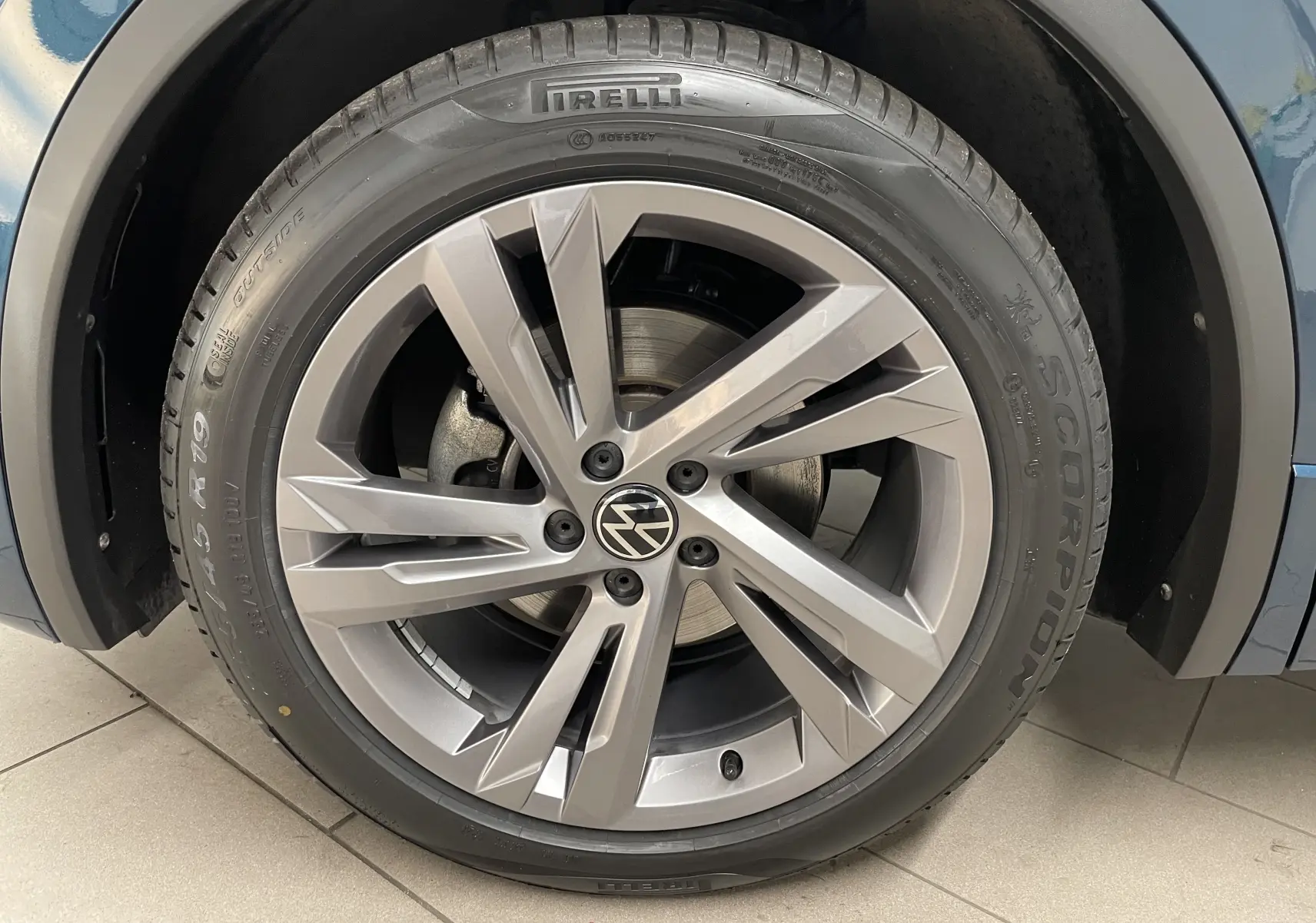 Gros plan sur la jante alliage du côté avant gauche d'un Volkswagen Tiguan Nightshade Blue 2024.