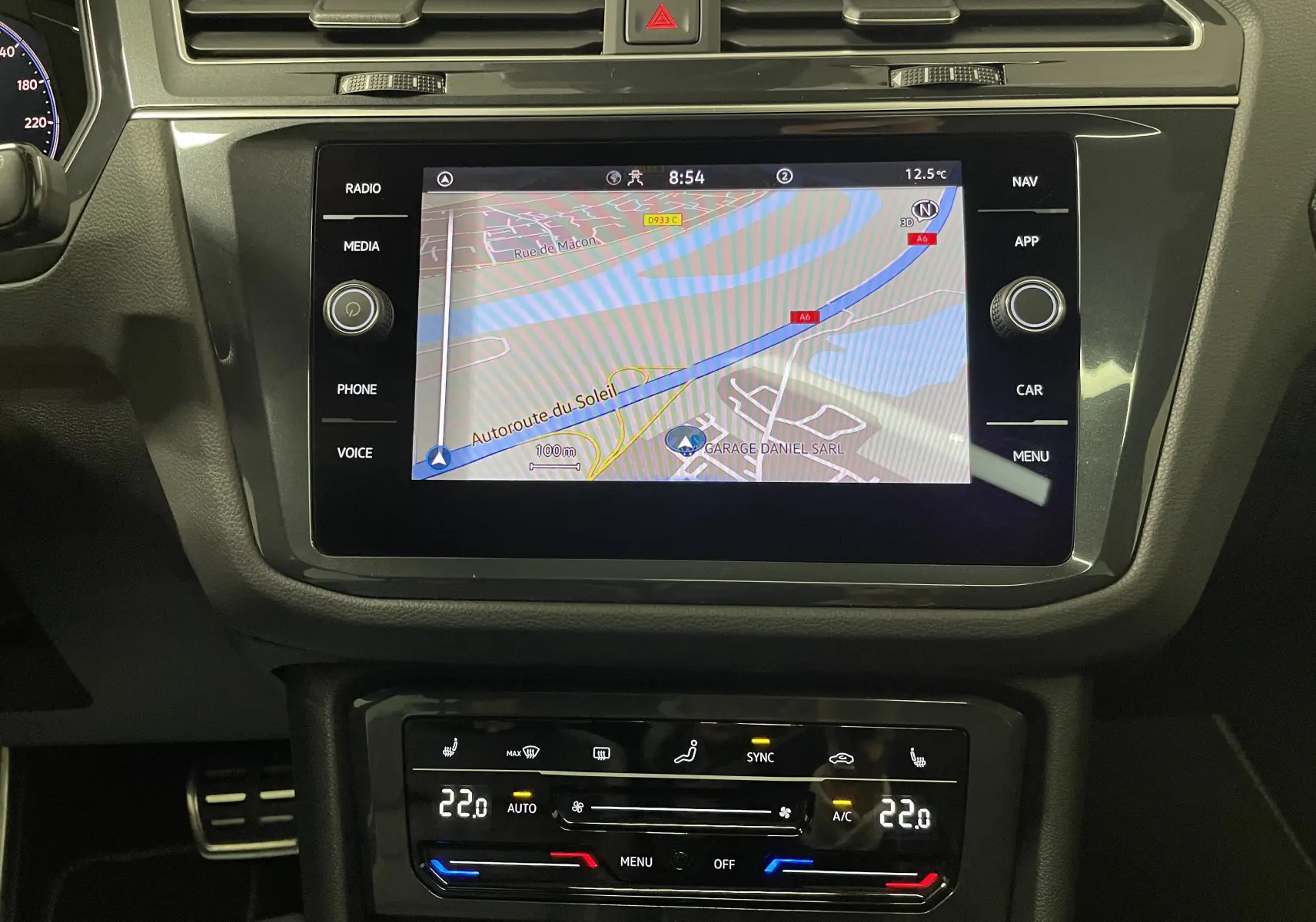 Vue rapprochée de l’écran tactile central et de la console de climatisation du Volkswagen Tiguan 2024.