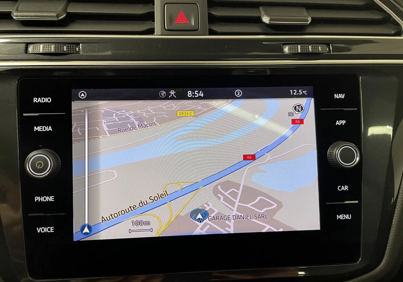 Vue rapprochée de l'écran tactile du système de navigation du Volkswagen Tiguan 2024 avec carte affichée.