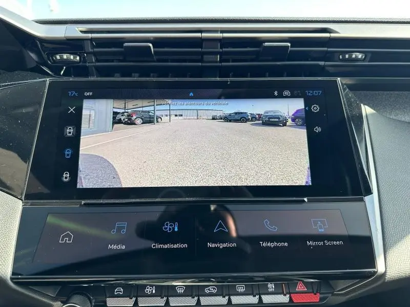 Écran tactile central de la Peugeot 308 bleu montrant la caméra de recul avec vue arrière dégagée.