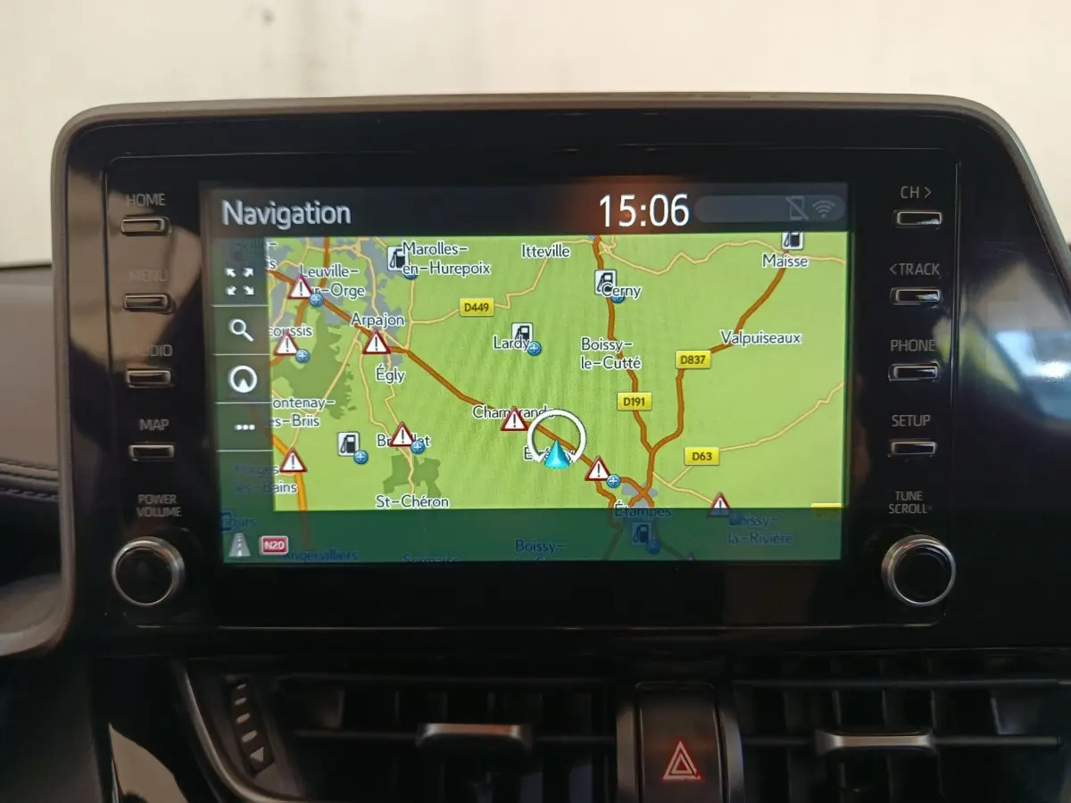 Écran tactile de navigation 8 pouces du Toyota C-HR gris clair, vue rapprochée du tableau de bord central.