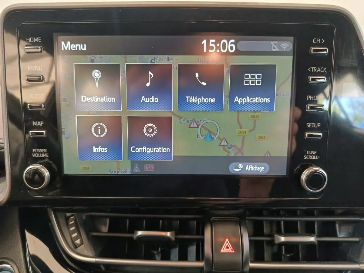 Écran tactile central du tableau de bord du Toyota C-HR 2.0 Hybride 184 gris clair, affichant le menu navigation.