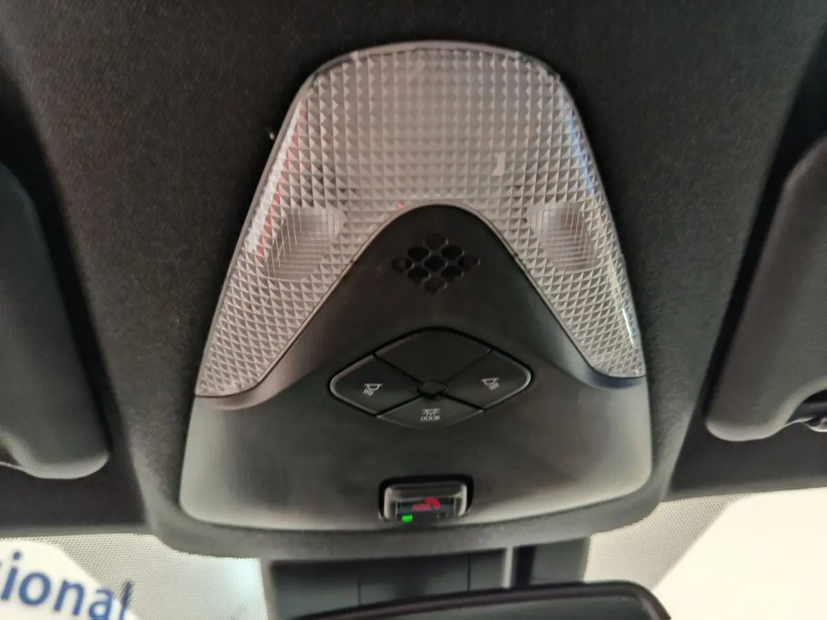 Plafonnier intérieur avec commandes d’éclairage et bouton d’appel d’urgence dans un Toyota C-HR gris clair 2022.