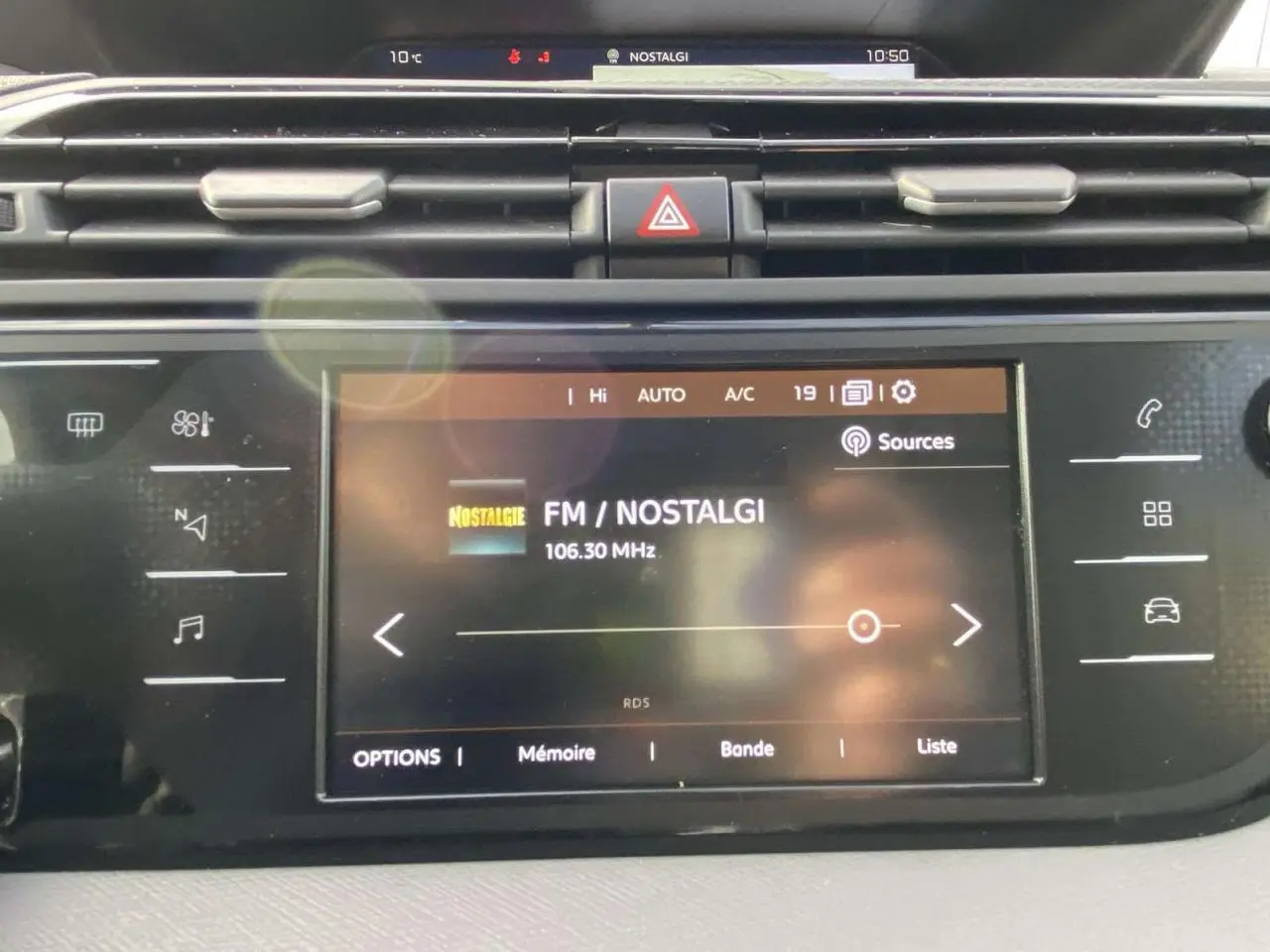 Écran tactile central allumé affichant la radio FM Nostalgie dans l'habitacle d'une Citroën C4 Spacetourer noire.