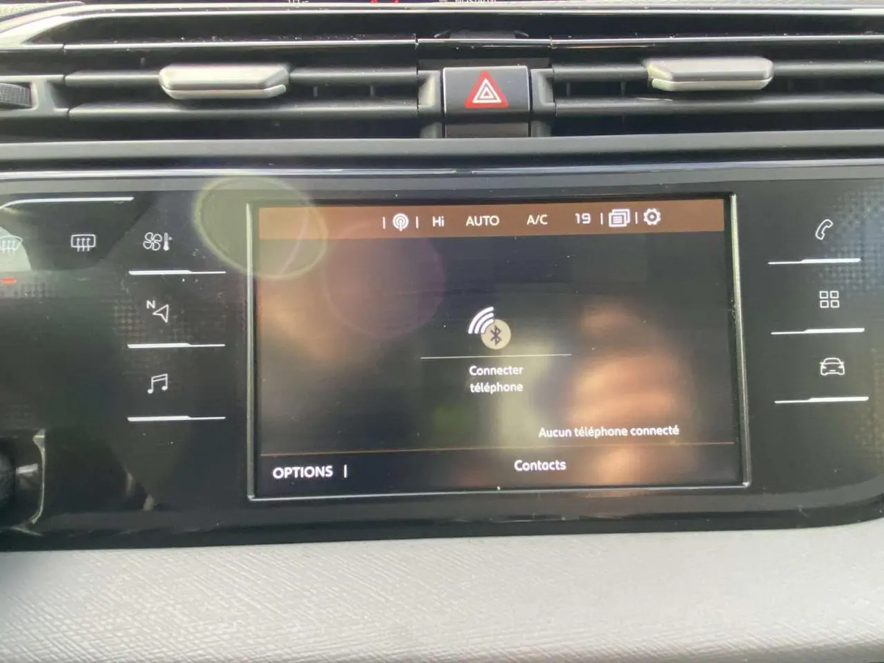 Écran tactile central 12 pouces du Citroën C4 Spacetourer noir 2019 affichant la connexion Bluetooth au téléphone.