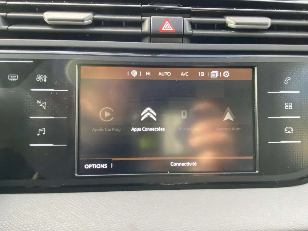 Écran tactile central du Citroën C4 Spacetourer 2019 affichant les applications connectées dans l'habitacle.