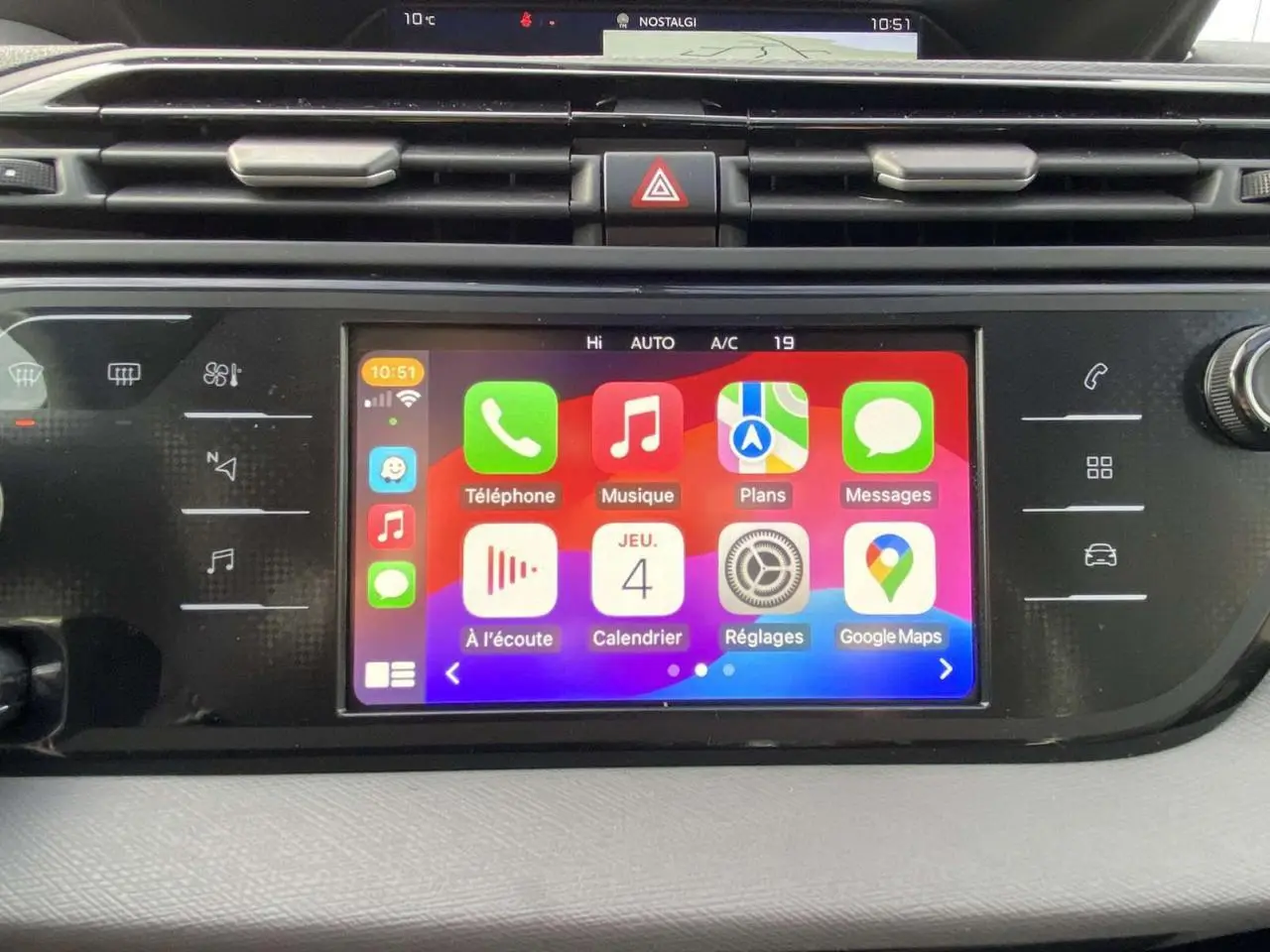 Écran tactile 12 pouces du tableau de bord de la Citroën C4 Spacetourer 2019 avec interface Apple CarPlay colorée.