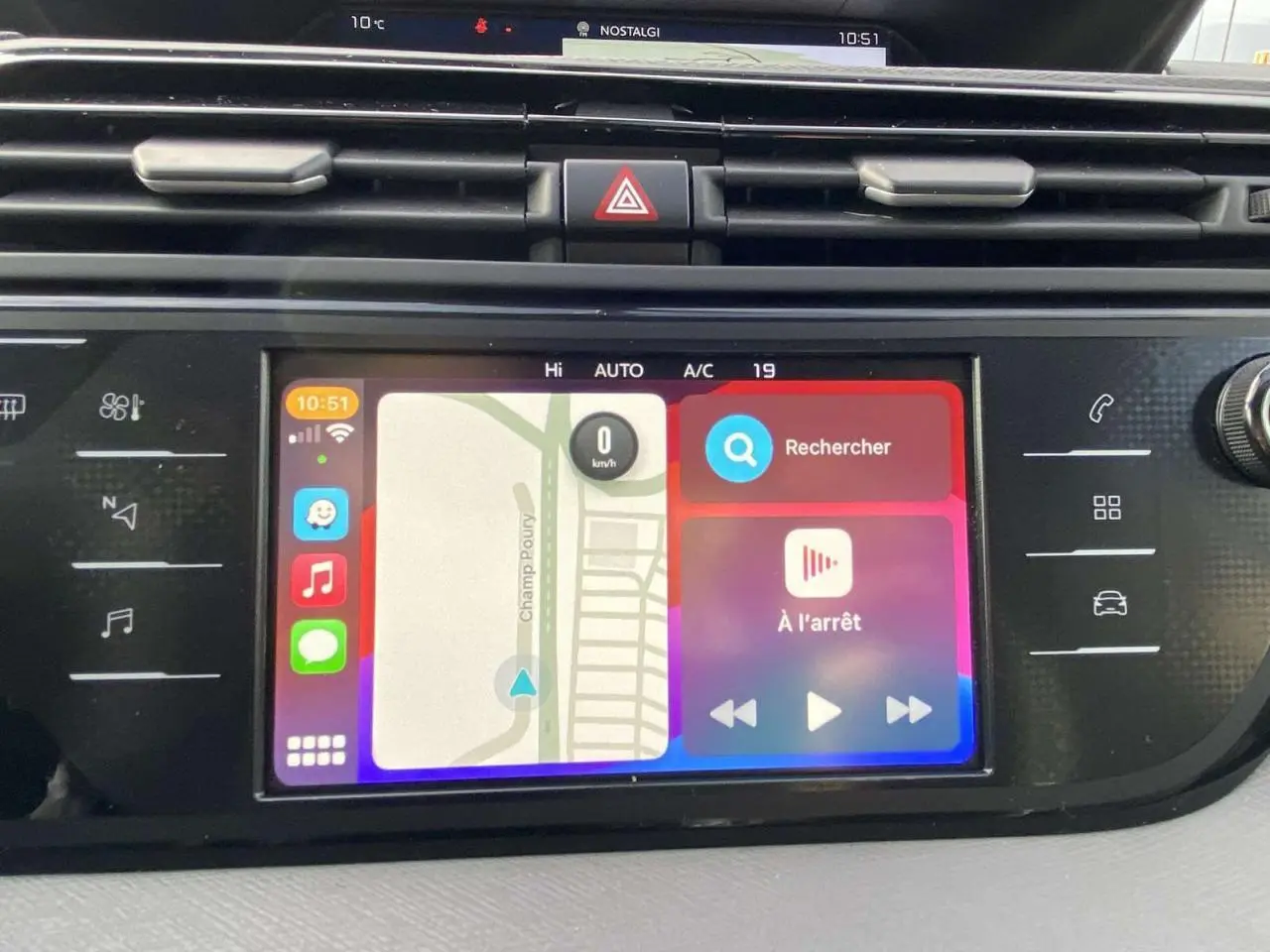 Écran tactile central affichant la navigation et la musique dans le tableau de bord d'une Citroën C4 Spacetourer noire.