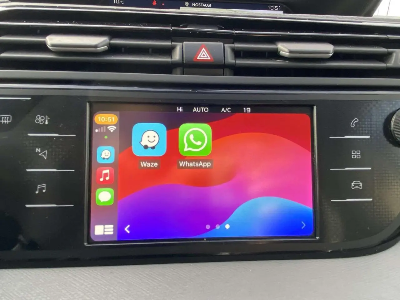Écran tactile central du tableau de bord du Citroën C4 Spacetourer 2019 affichant les applications Waze et WhatsApp.