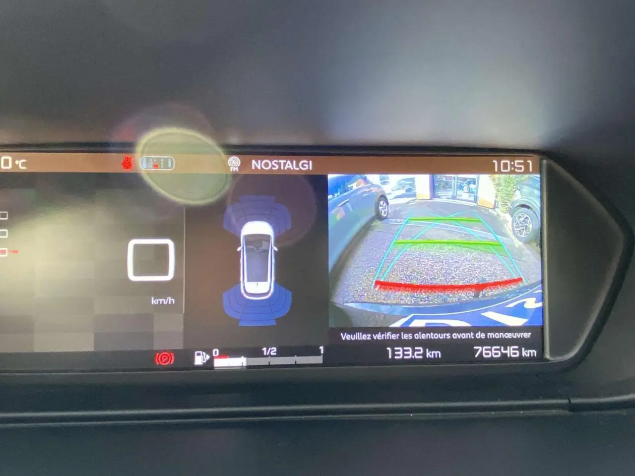 Écran de tableau de bord du Citroën C4 Spacetourer noir montrant la caméra de recul et les capteurs de stationnement.
