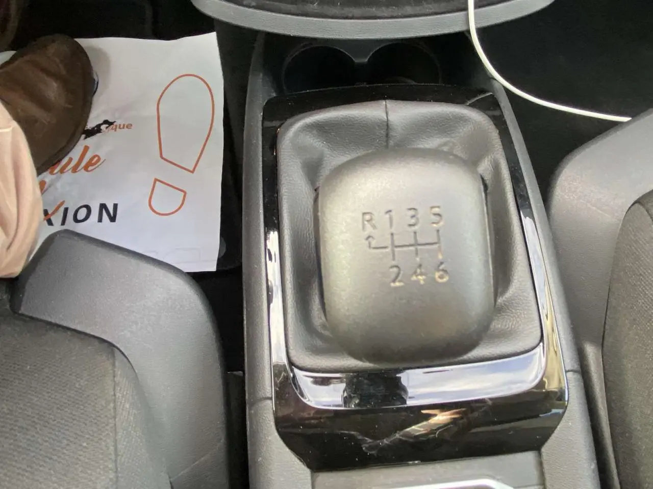 Le levier de vitesses manuel noir de la Citroën C4 Spacetourer 2019 vu de dessus au centre de la console.