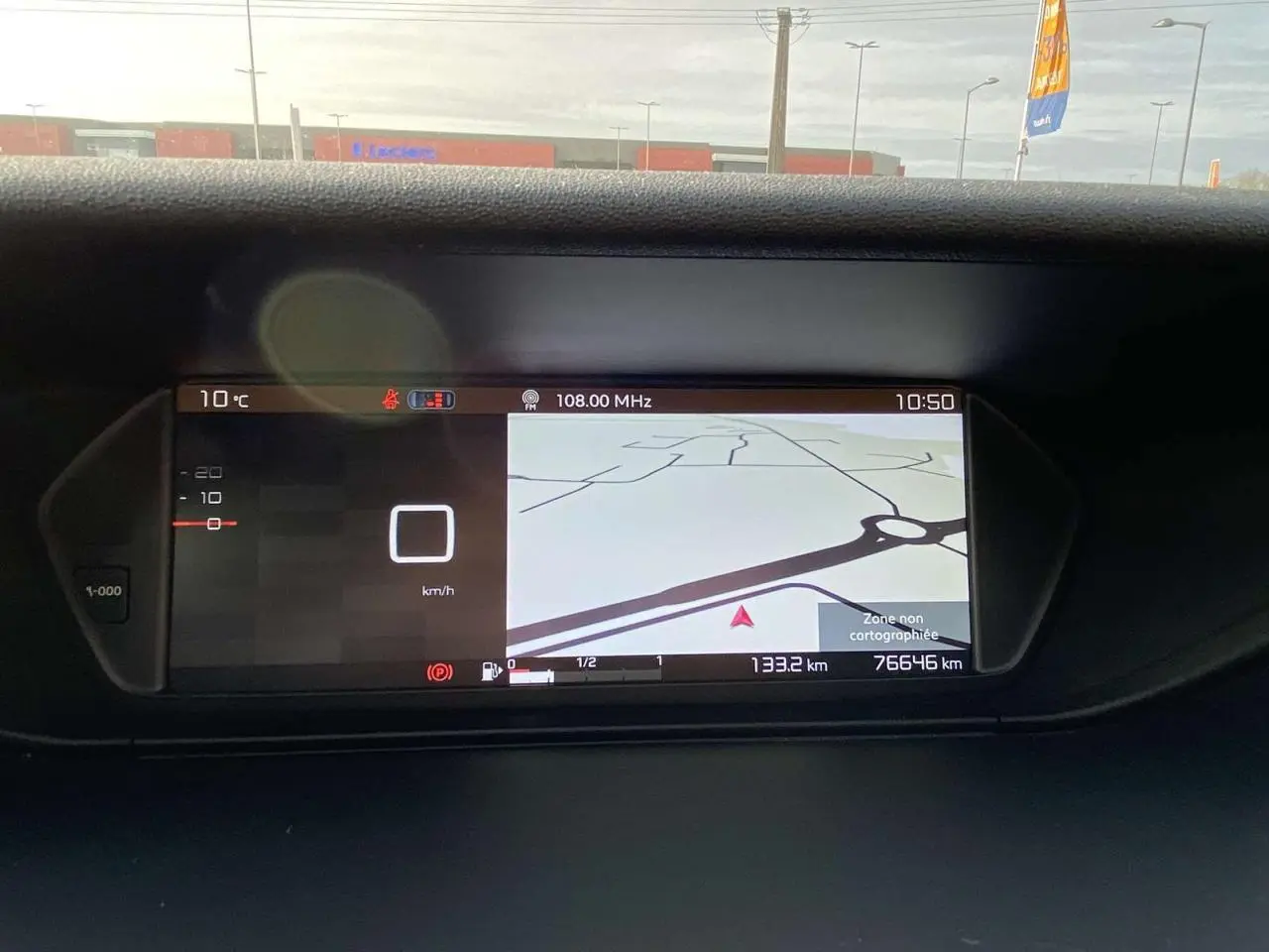 Tableau de bord numérique de Citroën C4 Spacetourer noir, affichant la navigation et la vitesse à 0 km/h.