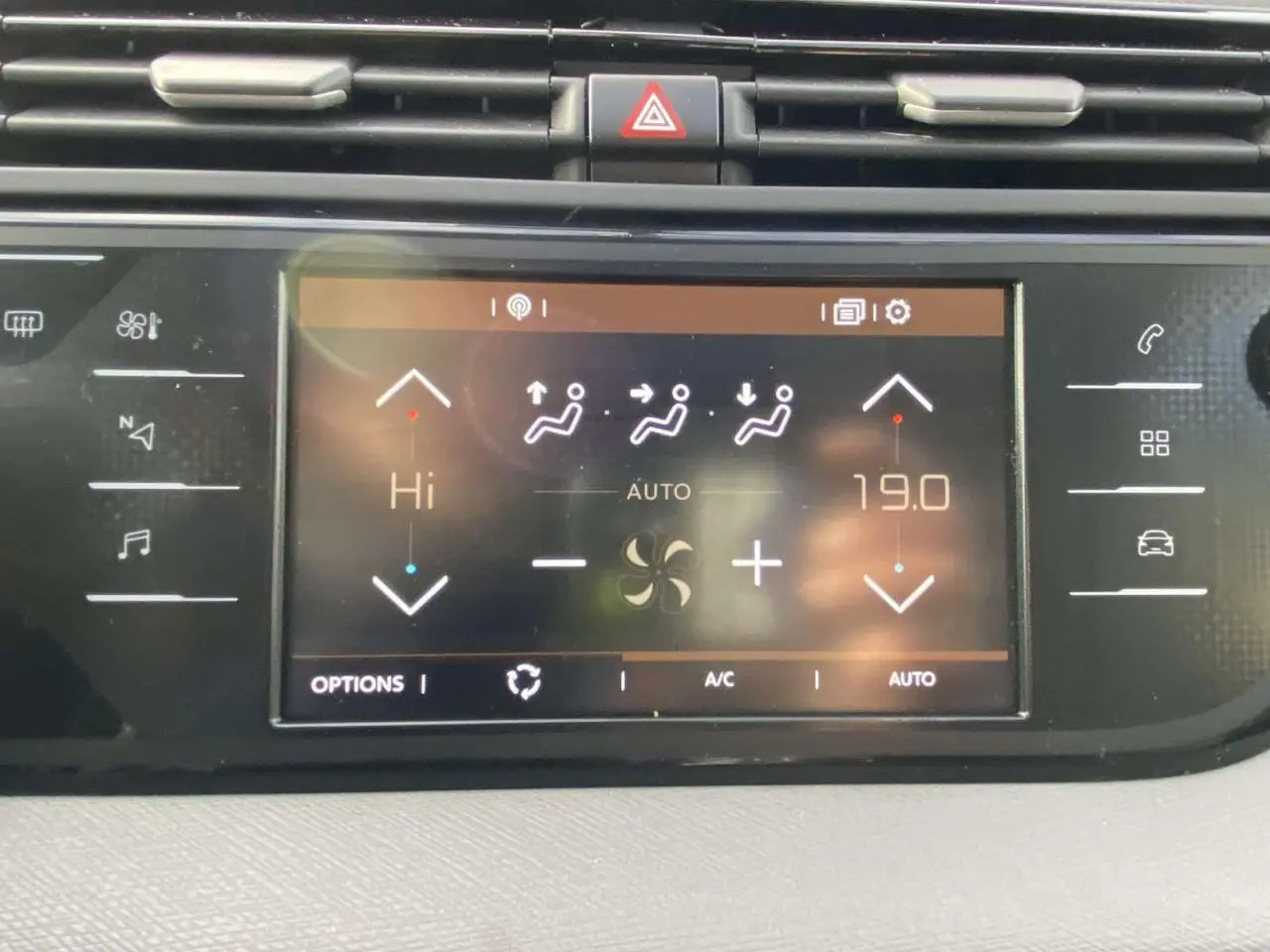 Écran tactile central affichant la climatisation automatique bizone du Citroën C4 Spacetourer noir, vue rapprochée intérieure.