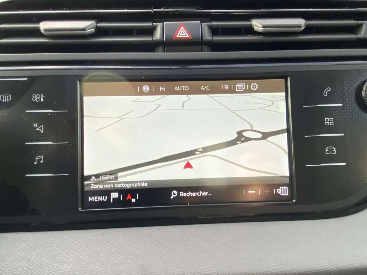 Écran tactile panoramique 12 pouces du tableau de bord du Citroën C4 Spacetourer noir, affichant la navigation GPS.