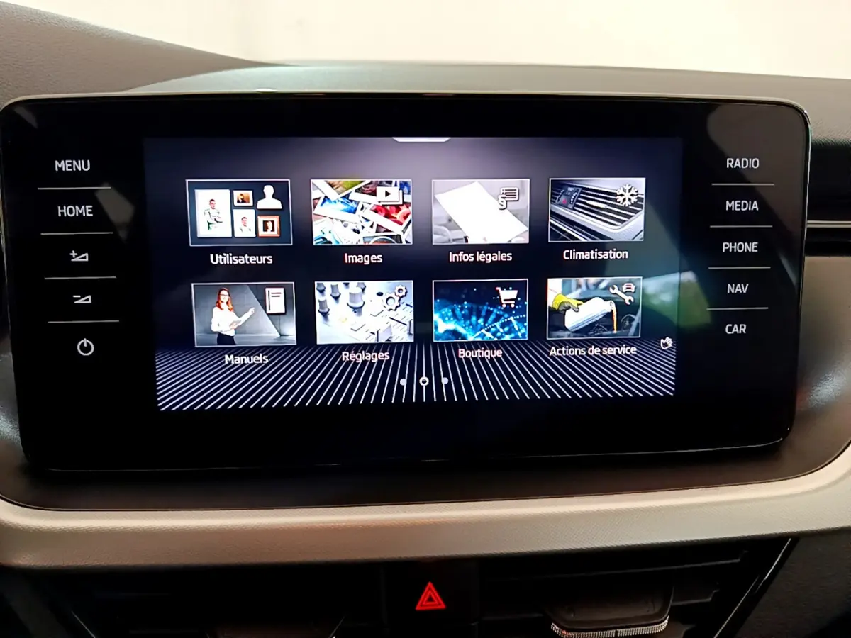Écran tactile central de la Skoda Kamiq 2022 affichant le menu principal avec options multimédia et climatisation.