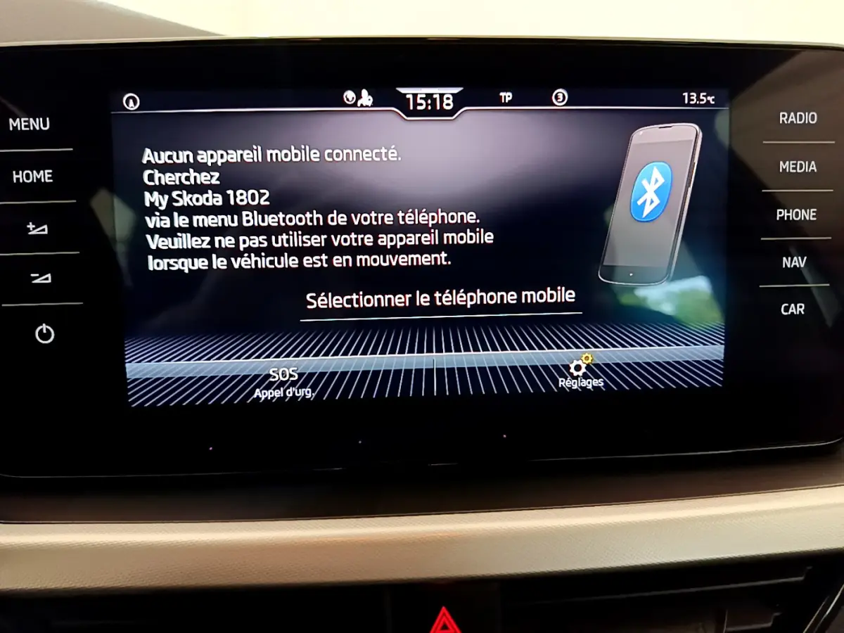 Écran tactile central du Skoda Kamiq gris clair 2022 affichant la connexion Bluetooth et options multimédia.