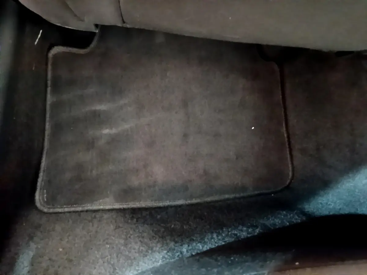 Tapis de sol noir côté passager arrière du Skoda Kamiq 2022, finition Business, intérieur sombre