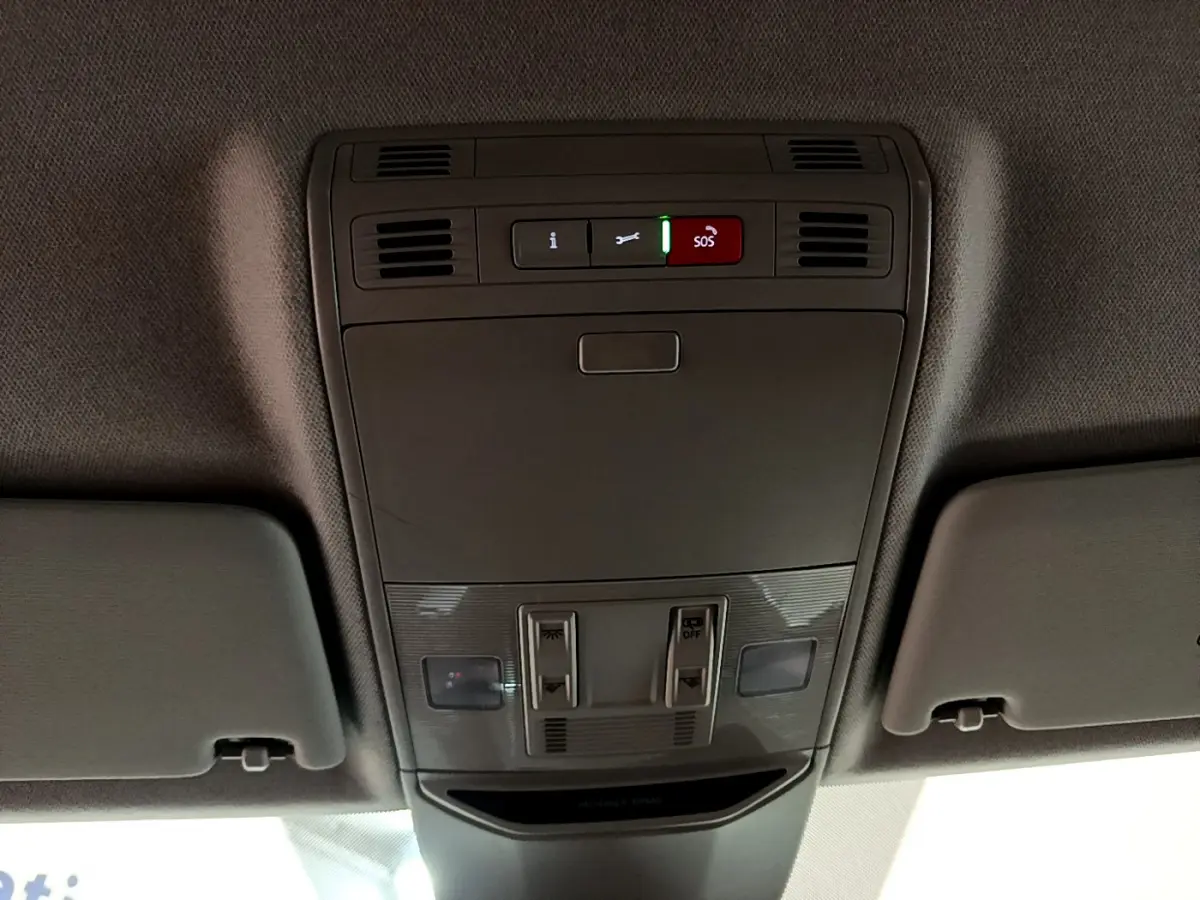 Vue en contre-plongée du plafonnier gris avec commandes d'éclairage et bouton SOS du Skoda Kamiq 2022.