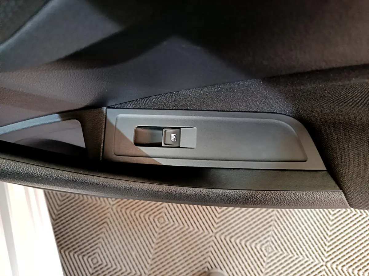 Bouton de commande de lève-vitre sur la portière côté conducteur d’un Skoda Kamiq gris clair 2022.
